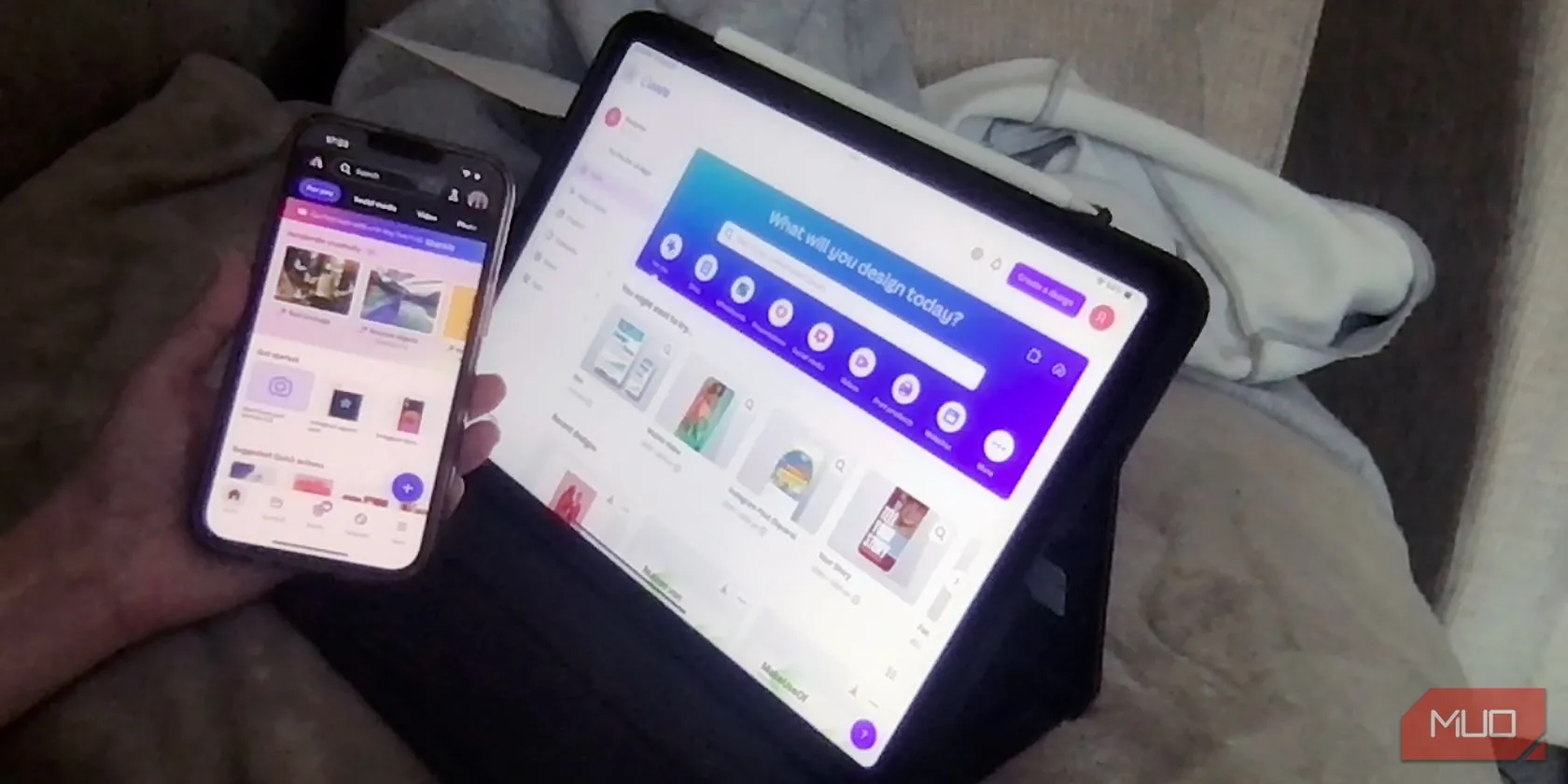 Giao diện Adobe Express trên điện thoại iPhone và Canva trên iPad, thể hiện khả năng làm việc đa nền tảng của các công cụ sáng tạo nội dung.