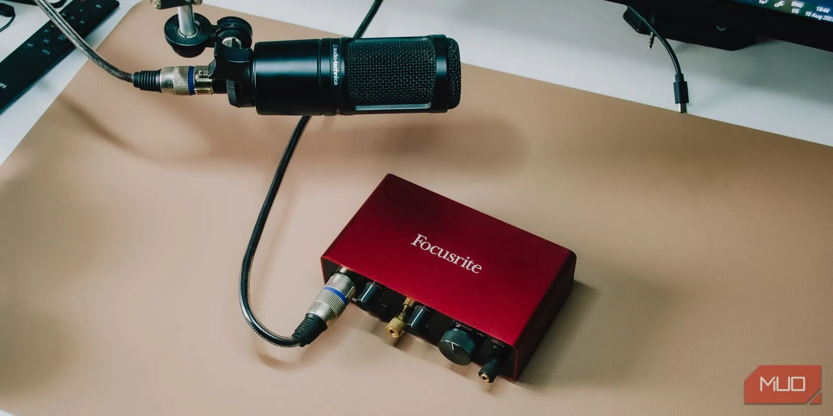 Giao diện âm thanh Focusrite Scarlett Solo Gen 3 với micro XLR được cắm sẵn, minh họa cho một hệ thống thu âm chuyên nghiệp.