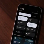 Giao diện Android thuần trên Pixel 9a với chế độ máy bay được bật trên thanh thông báo, minh họa sự tối ưu phần mềm của Google.