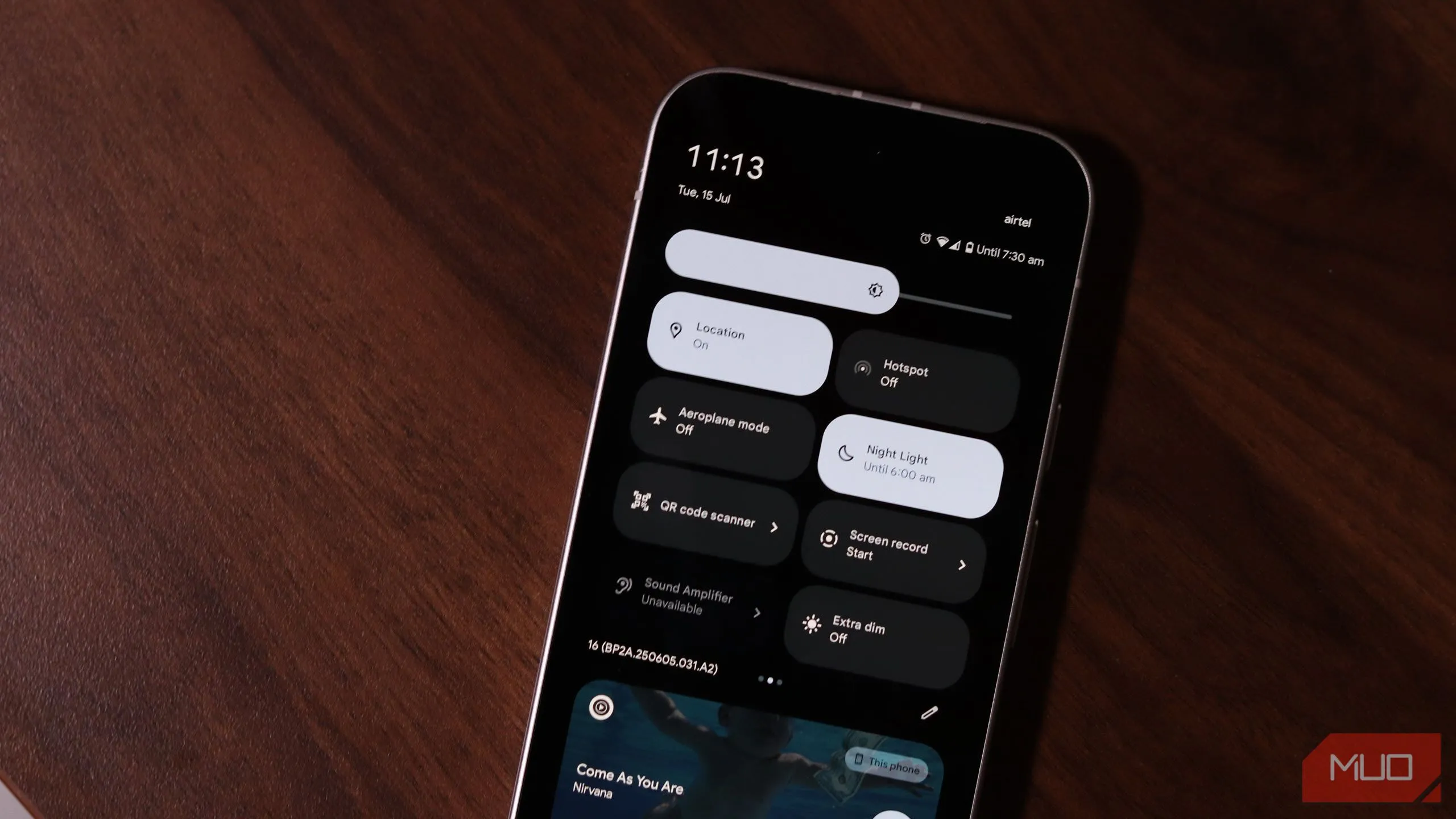 Giao diện Android thuần trên Pixel 9a với chế độ máy bay được bật trên thanh thông báo, minh họa sự tối ưu phần mềm của Google.