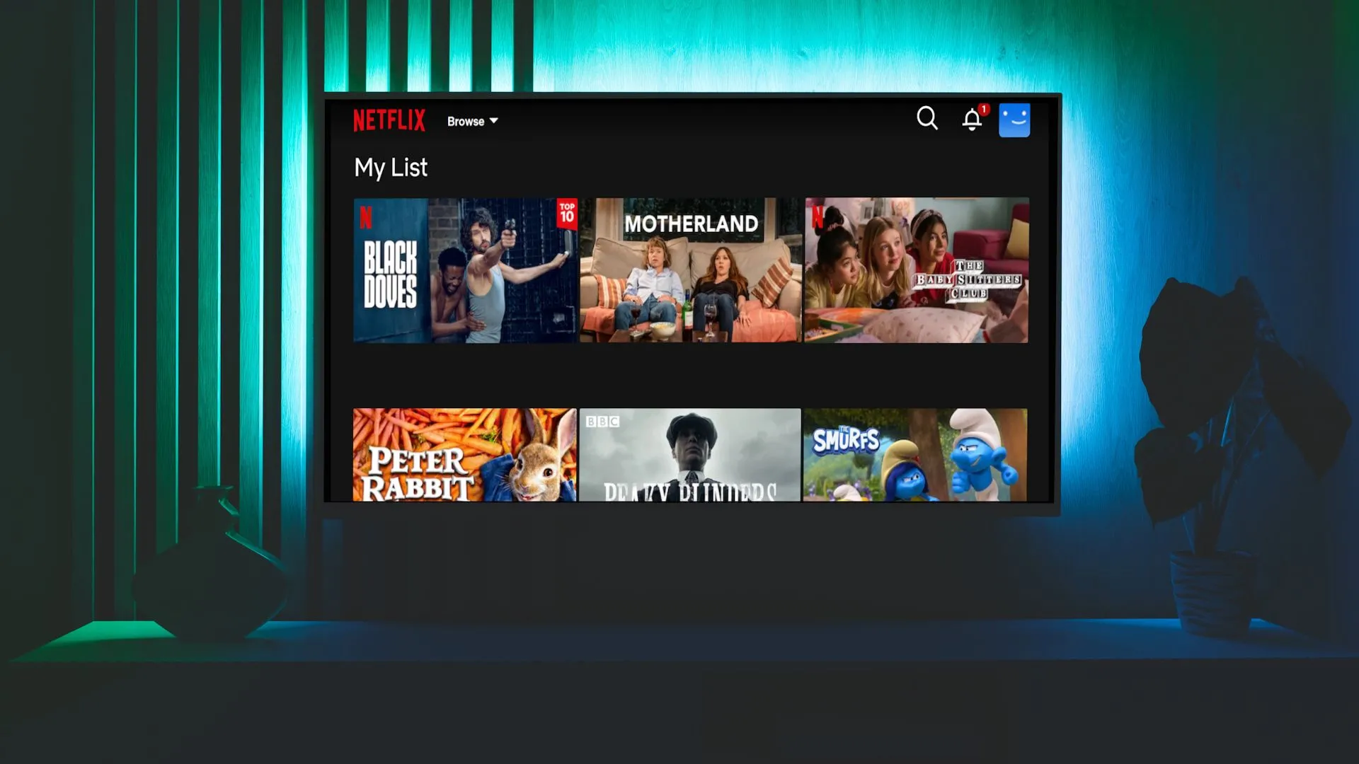 Giao diện Apple TV hiển thị mục "Watchlist" với các bộ phim và chương trình Netflix, minh họa tính năng tích hợp nội dung.