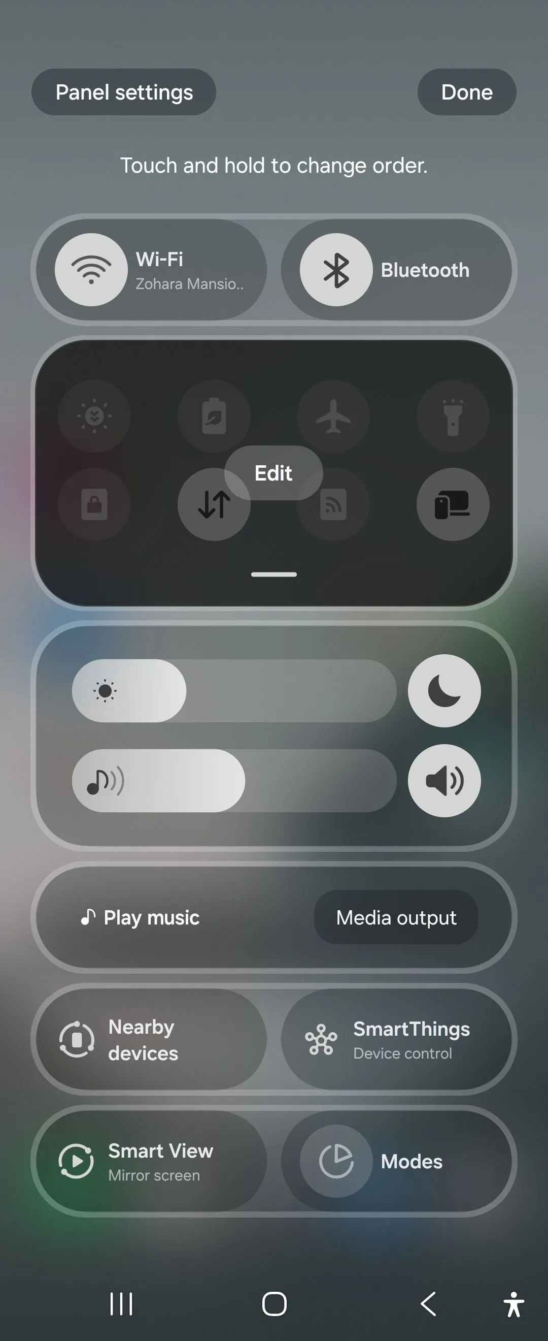 Giao diện bảng cài đặt nhanh mới trên One UI 7 của Galaxy Z Flip 6 với thanh âm lượng tiện lợi