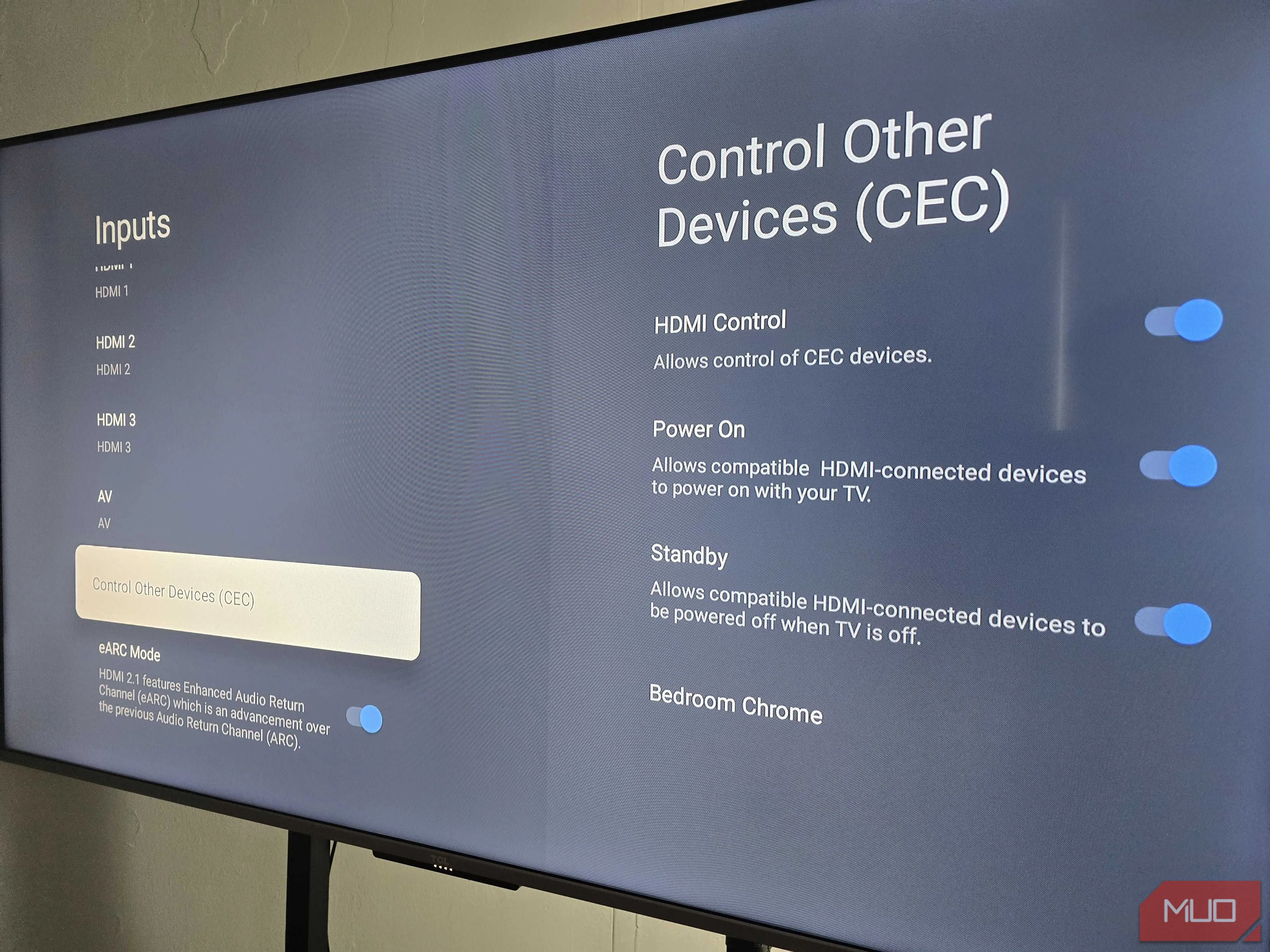 Giao diện cài đặt HDMI-CEC trên TV TCL, hiển thị tùy chọn kích hoạt tính năng điều khiển thiết bị qua cổng HDMI.