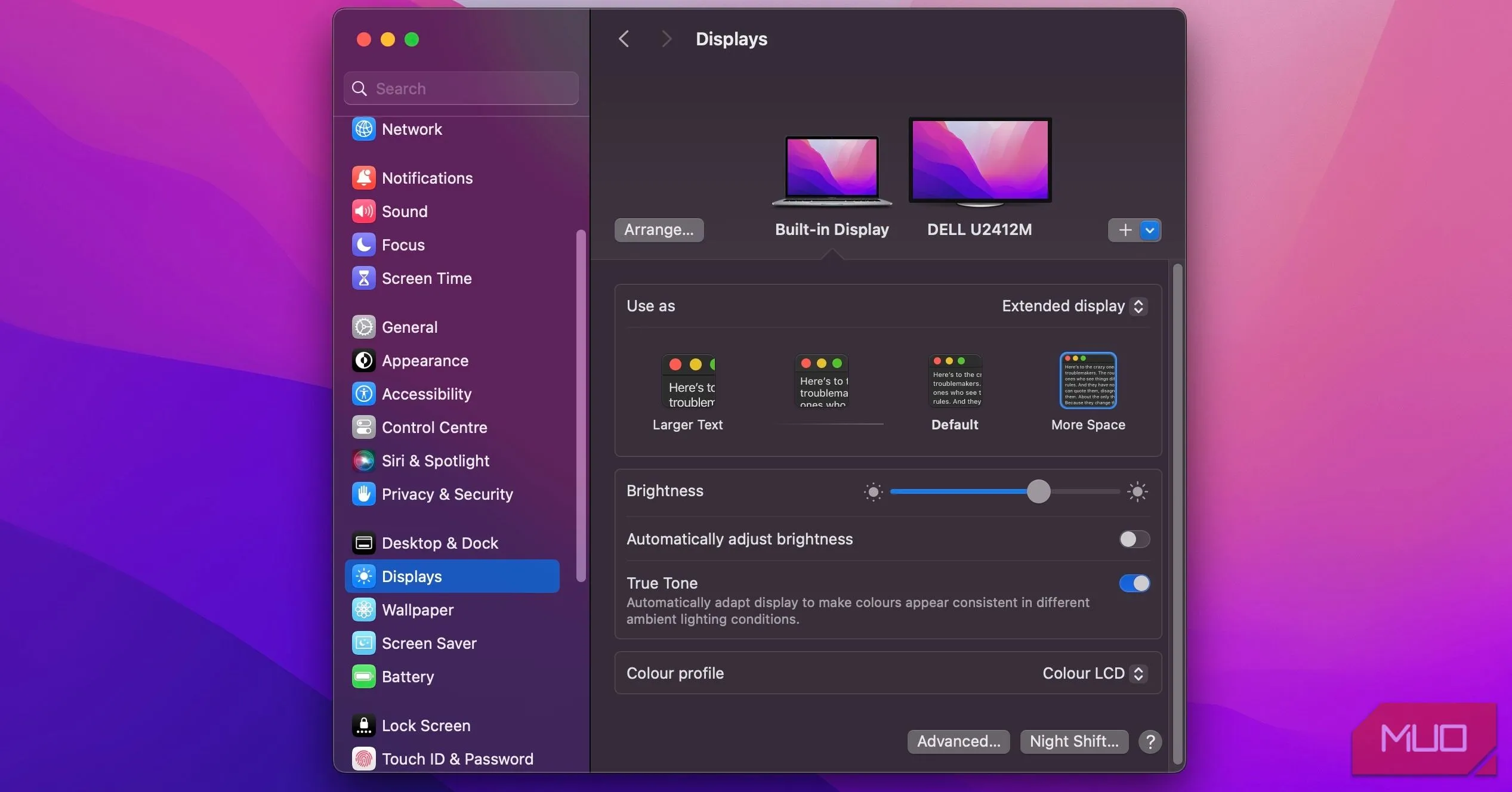 Giao diện cài đặt màn hình trên macOS Sonoma hiển thị tùy chọn cấu hình đa màn hình