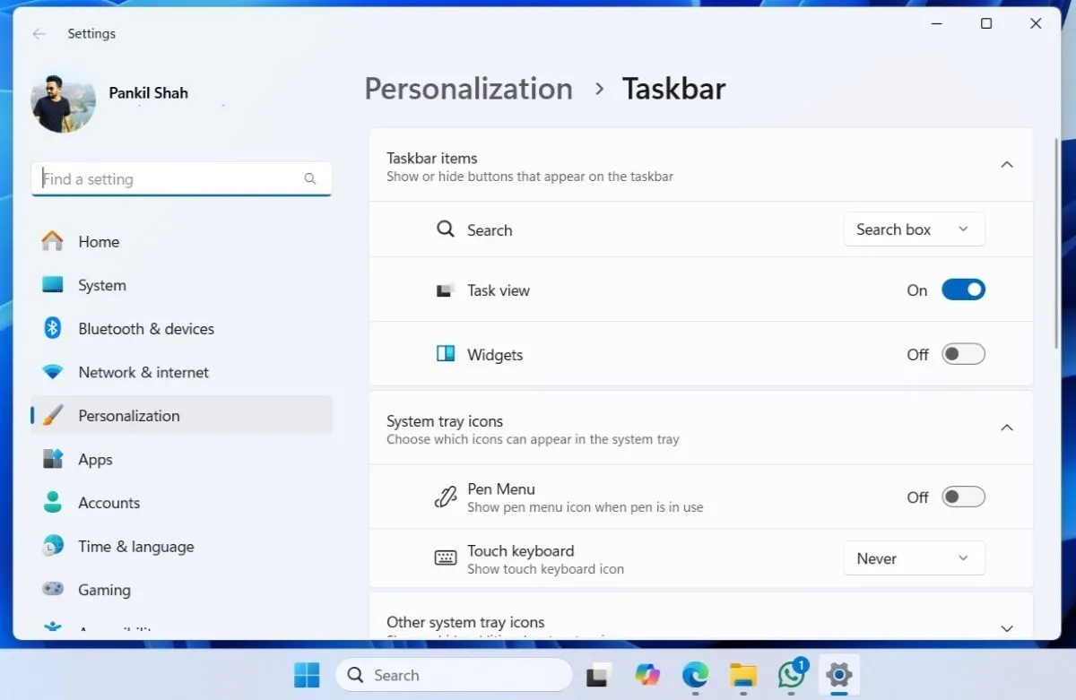 Giao diện cài đặt thanh tác vụ (Taskbar) trong Windows 11, cho thấy các tùy chọn tùy chỉnh bị hạn chế so với các phiên bản Windows trước, gây khó khăn cho người dùng.