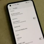 Giao diện chế độ sáng (Light Mode) trên một chiếc điện thoại Android hiển thị nền trắng điển hình