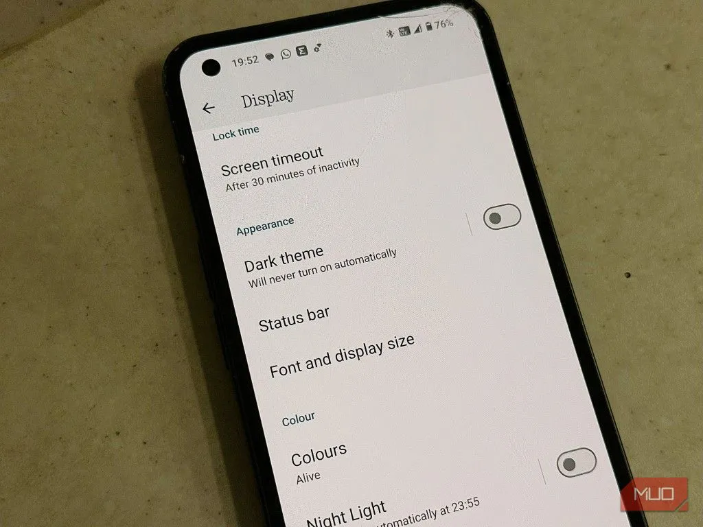 Giao diện chế độ sáng (Light Mode) trên một chiếc điện thoại Android hiển thị nền trắng điển hình