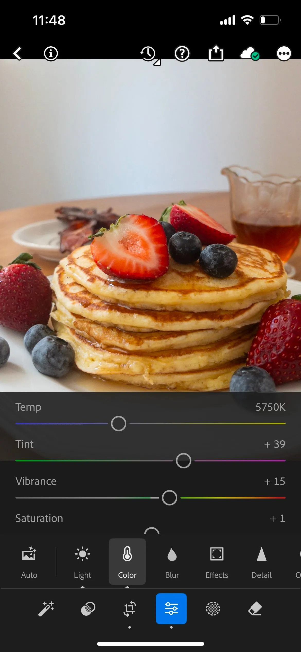 Giao diện chỉnh sửa màu sắc trên Lightroom Mobile, minh họa các tùy chỉnh cơ bản giúp ảnh món ăn trở nên sống động và bắt mắt hơn.