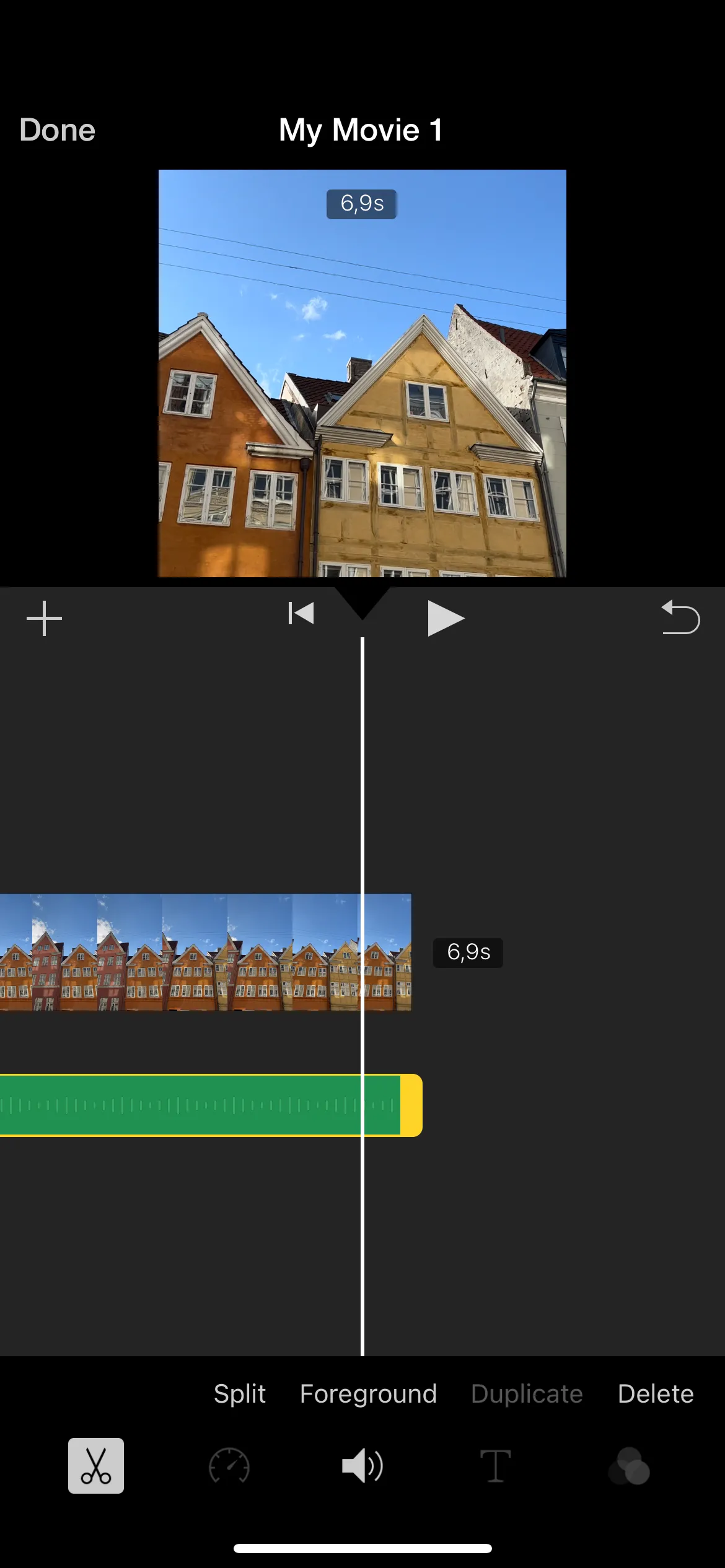 Giao diện chỉnh sửa video chuyên nghiệp trong ứng dụng iMovie trên iPhone với timeline và các công cụ biên tập.