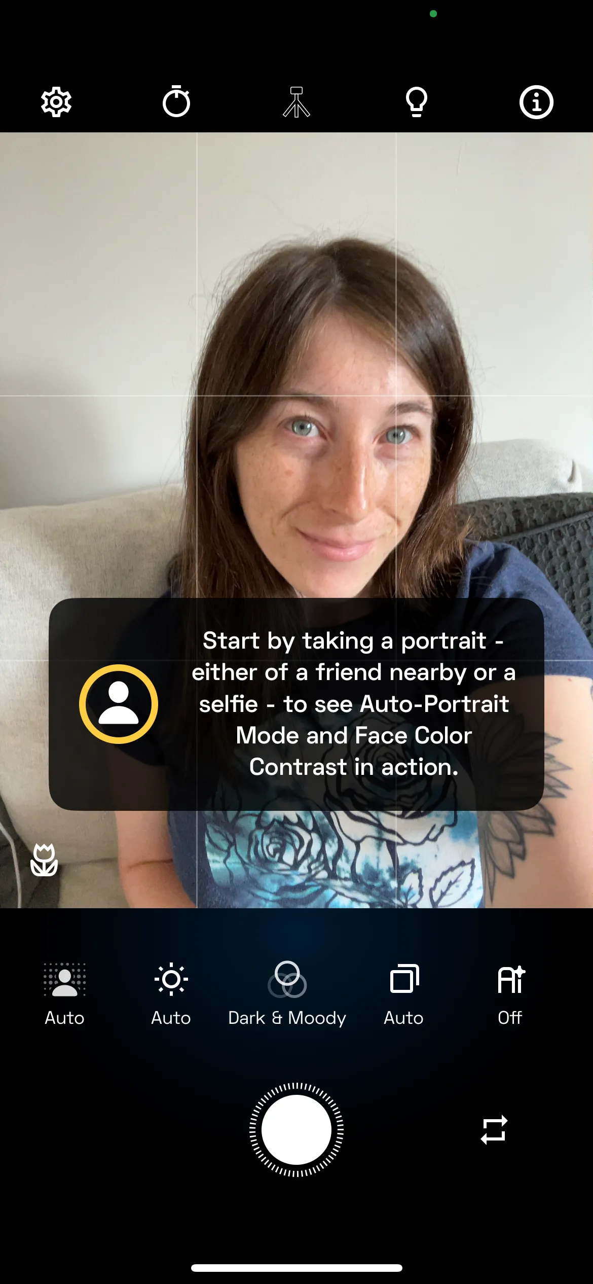 Giao diện chụp selfie của NeuralCam với tùy chọn hẹn giờ