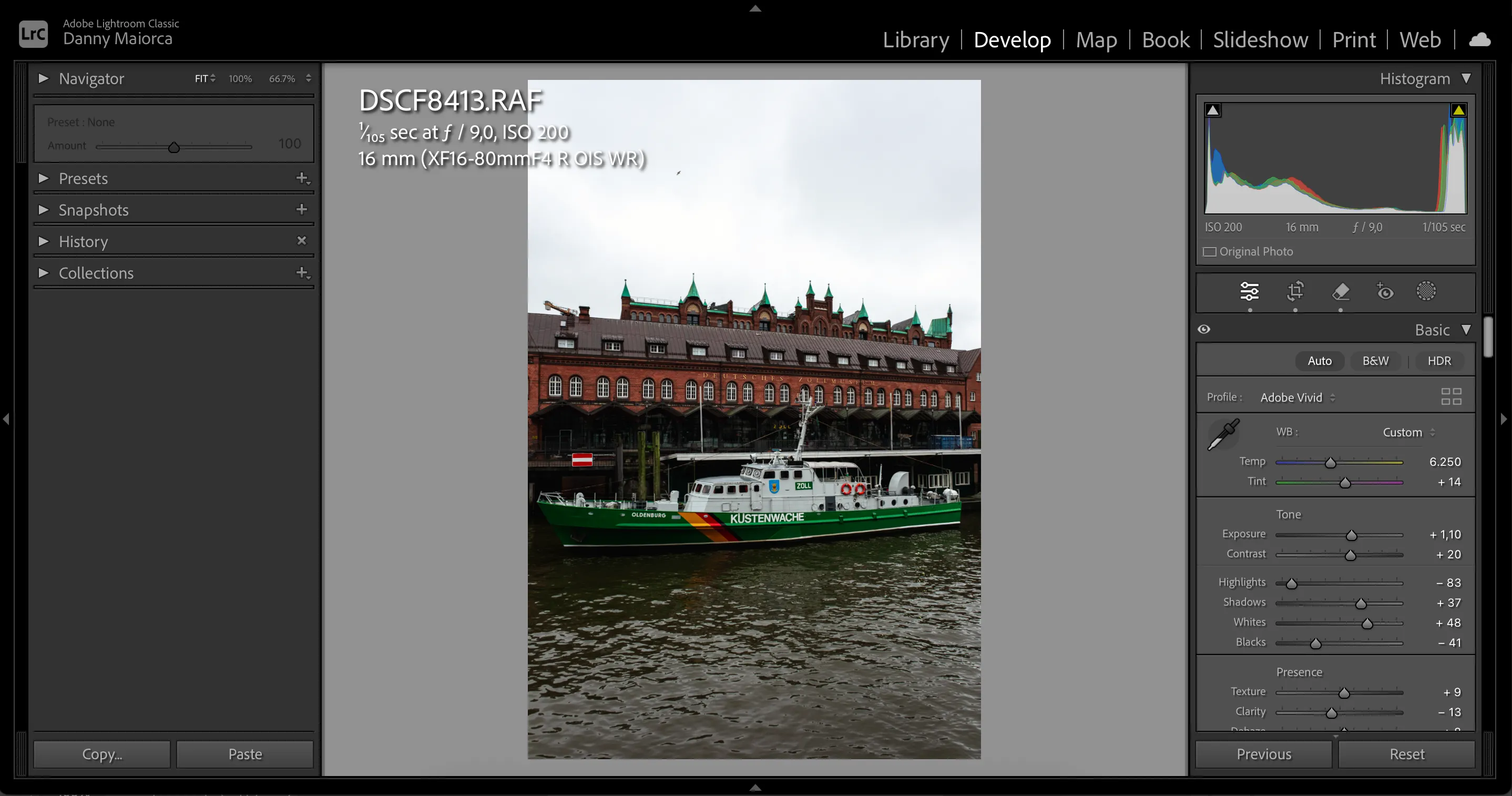 Giao diện công cụ tự động chỉnh sửa ảnh (Auto Enhance) trong Adobe Lightroom, cho phép tối ưu nhanh.