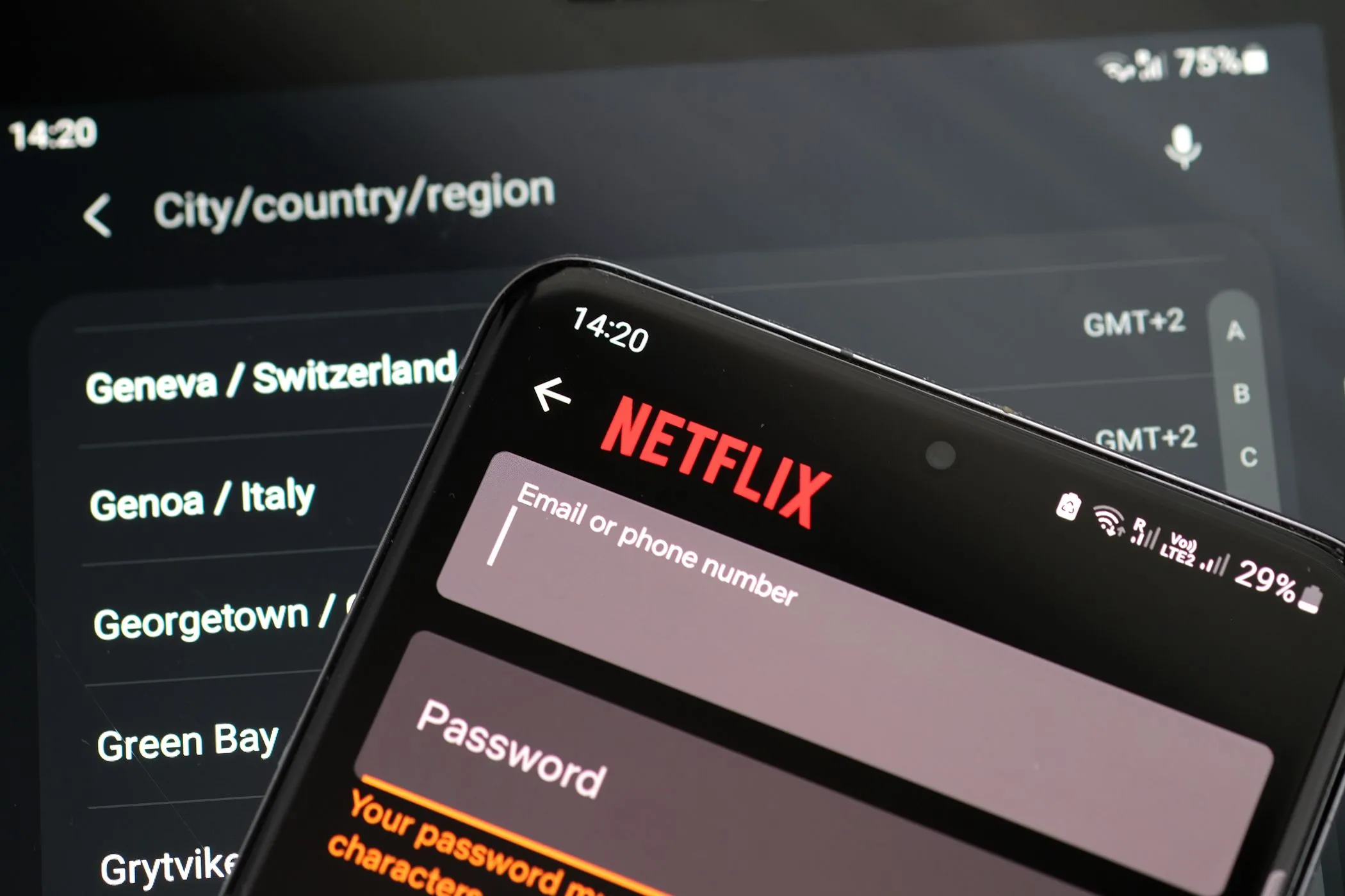 Giao diện đăng nhập Netflix với các tùy chọn máy chủ VPN ở chế độ nền.