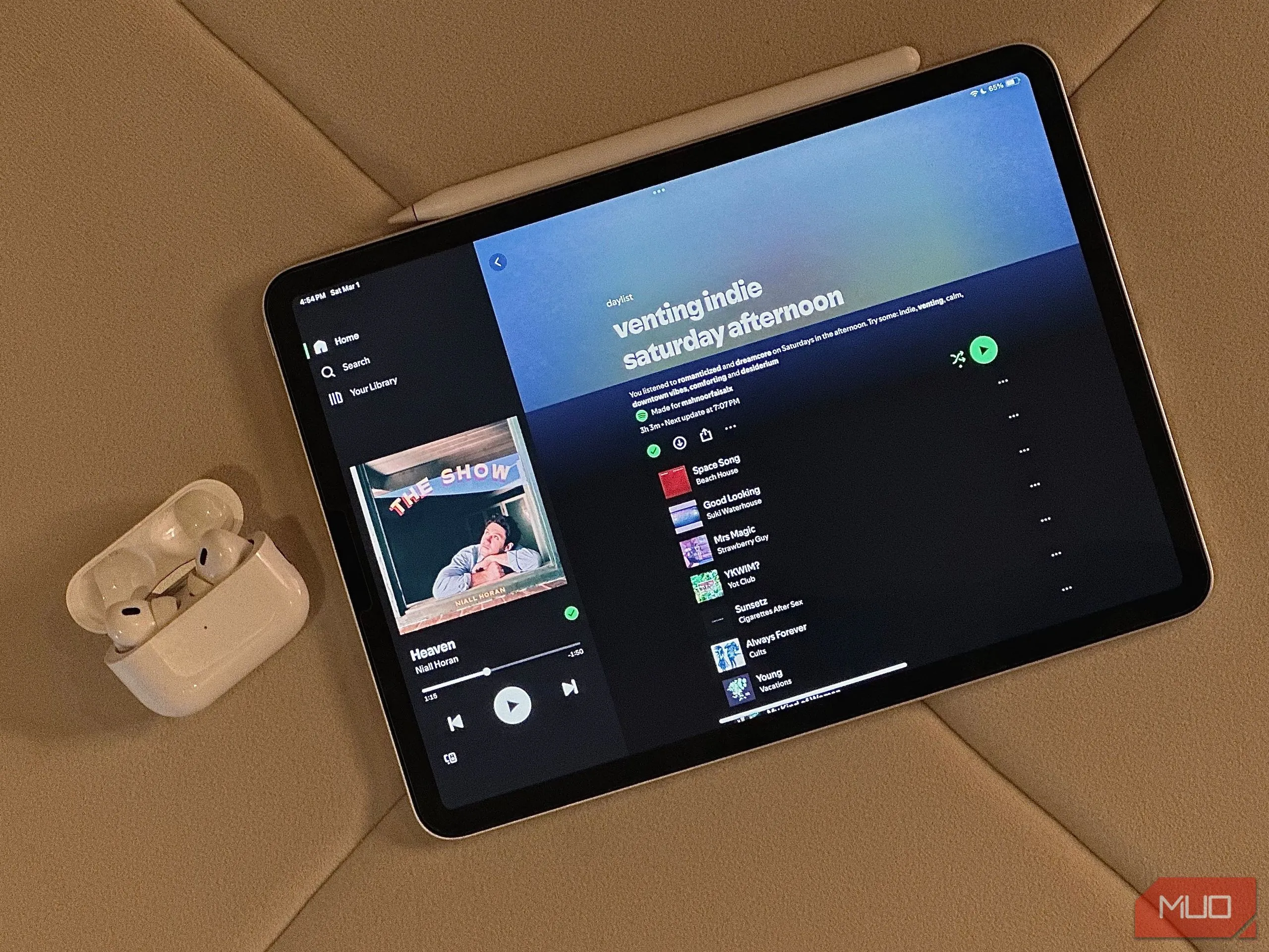 Giao diện Daylist trên iPad cùng hộp tai nghe AirPods