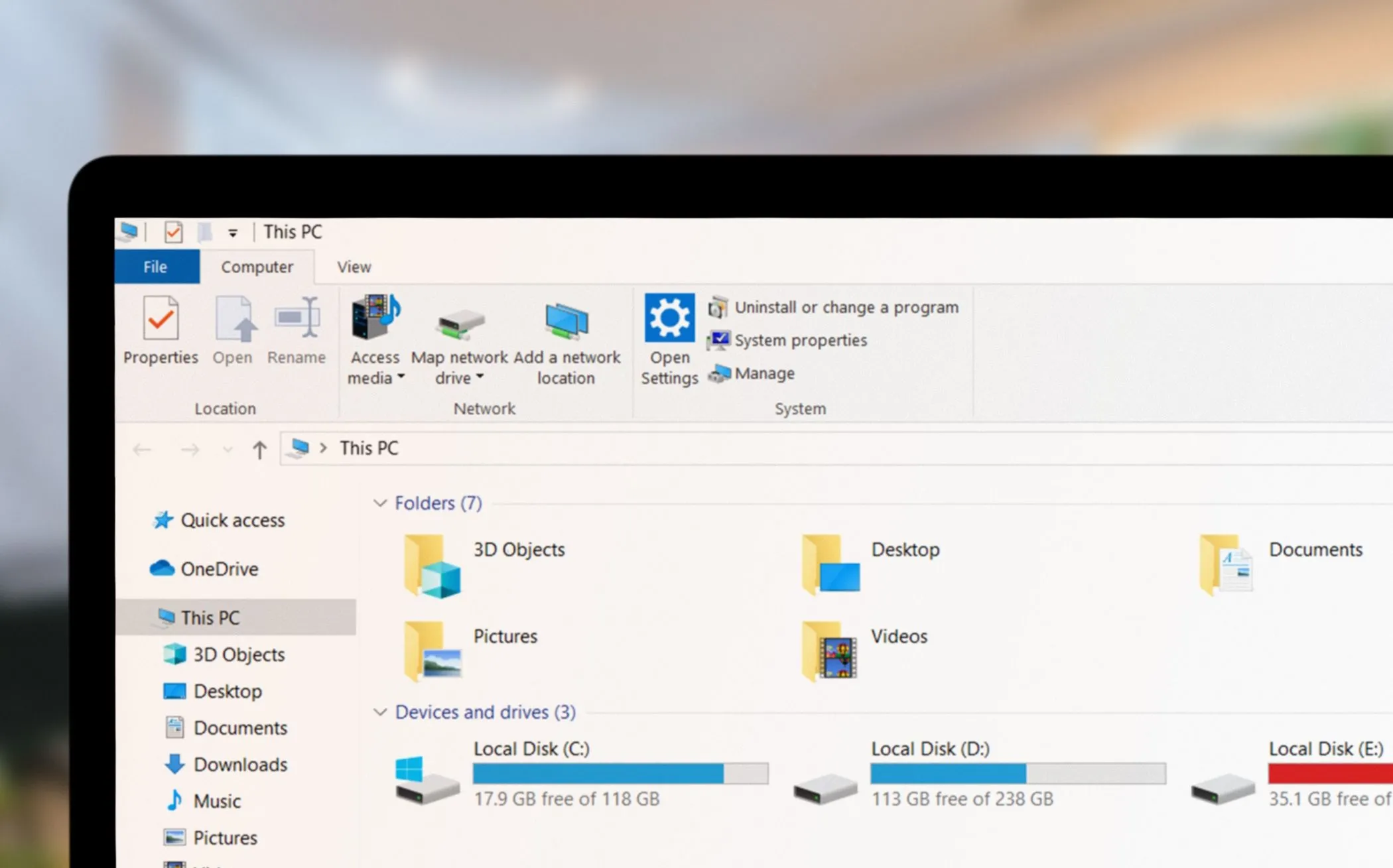 Giao diện File Explorer đang mở trên máy tính xách tay Windows, hiển thị thanh điều hướng và các thư mục