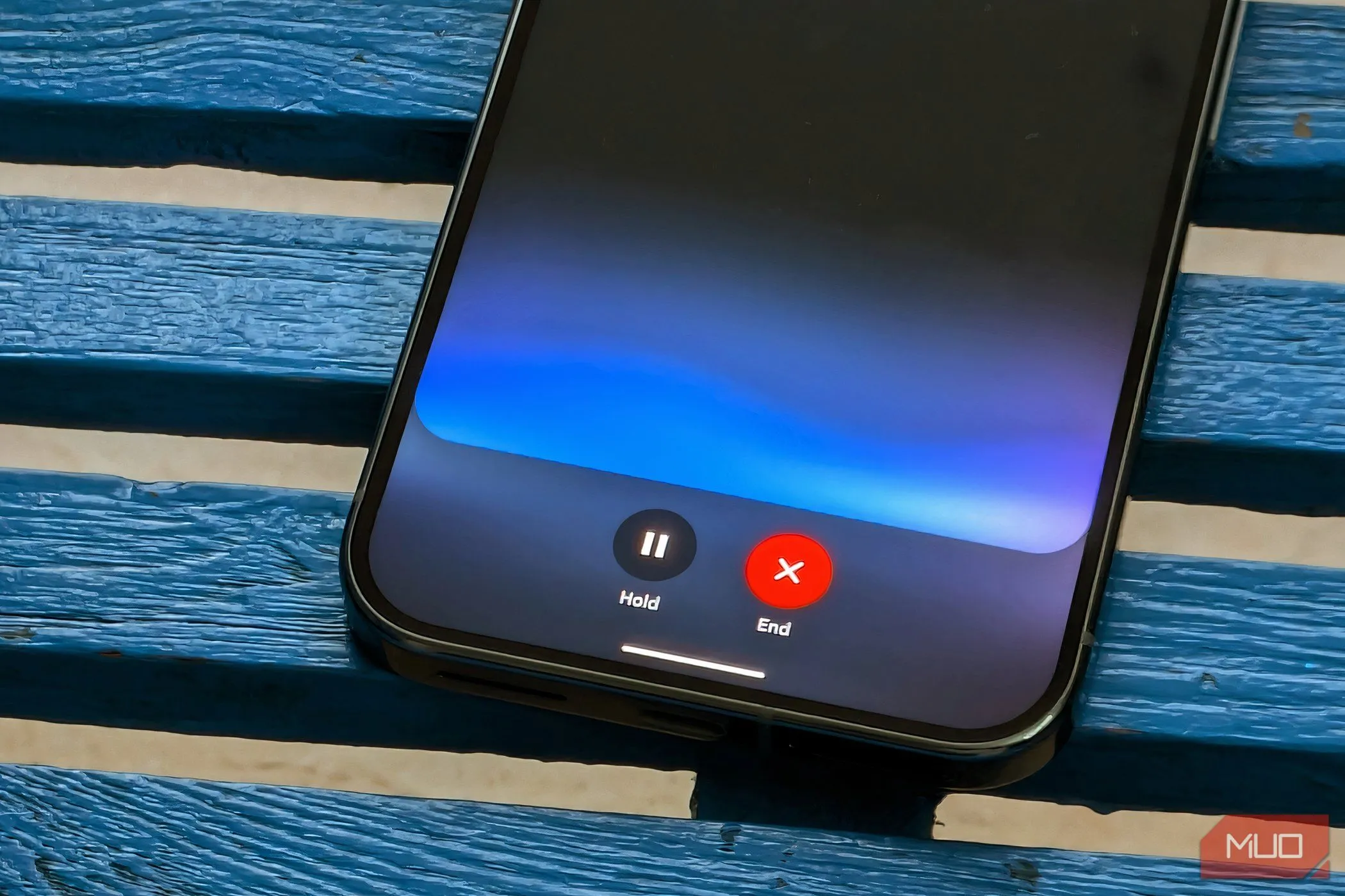 Giao diện Gemini Live hiển thị trên màn hình điện thoại, minh họa khả năng biến iPhone cũ thành trợ lý AI đàm thoại