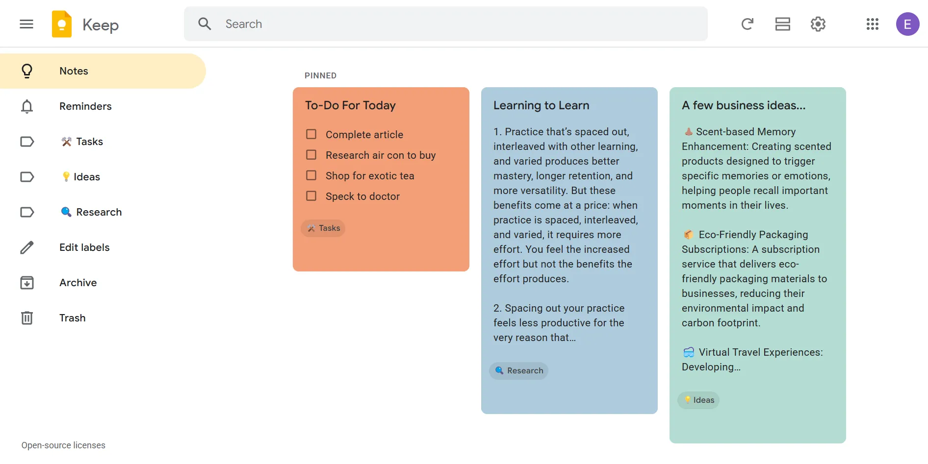 Giao diện Google Keep với các nhãn phân loại ghi chú theo ý tưởng, nghiên cứu và công việc cùng mã màu đỏ, xanh để quản lý ưu tiên.
