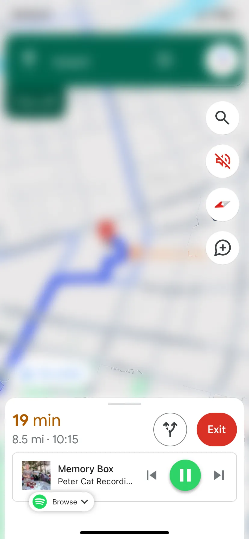 Giao diện Google Maps trên iOS hiển thị các nút điều khiển phát nhạc Spotify ở cuối cửa sổ điều hướng, cho phép người dùng kiểm soát nhạc tiện lợi khi lái xe.