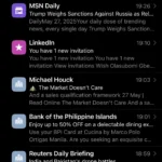 Giao diện hộp thư đến của ứng dụng Mail mặc định trên iPhone, hiển thị các email bị gộp chung nhiều tài khoản.