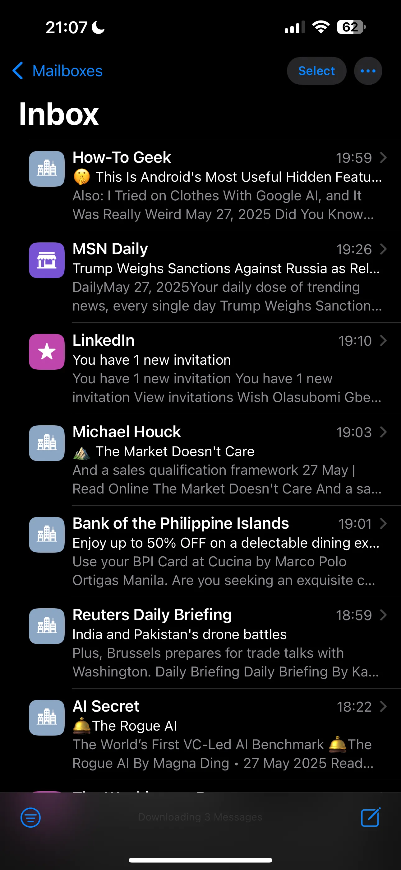 Giao diện hộp thư đến của ứng dụng Mail mặc định trên iPhone, hiển thị các email bị gộp chung nhiều tài khoản.