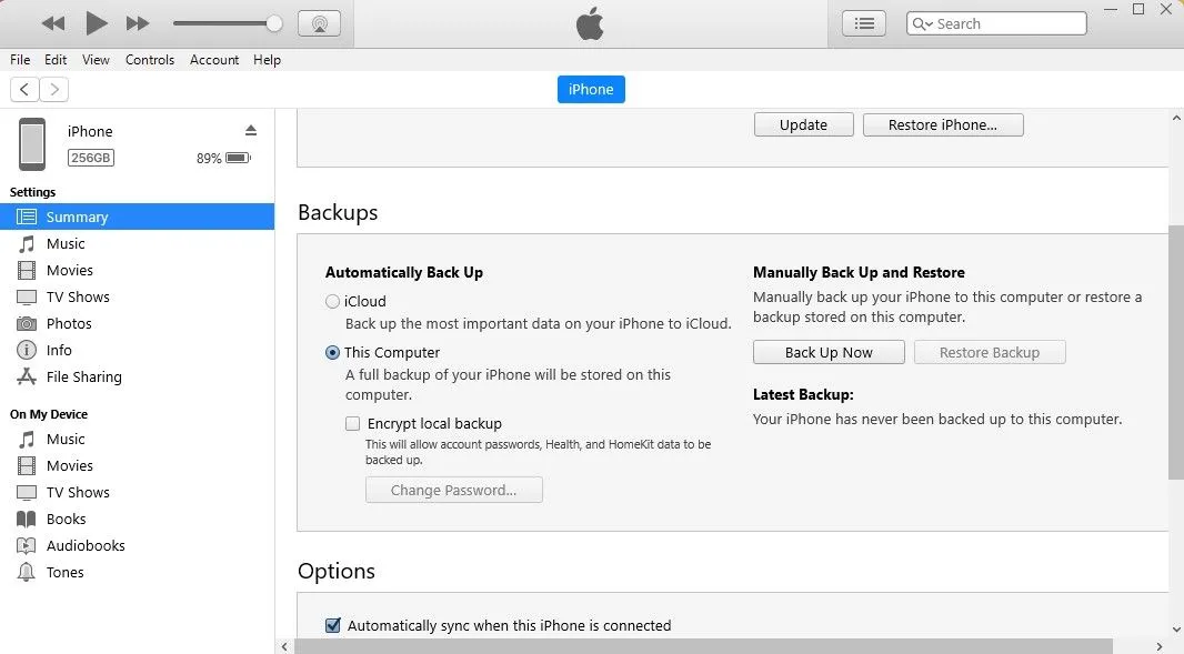Giao diện iTunes/Finder hiển thị tùy chọn khôi phục iPhone từ bản sao lưu máy tính