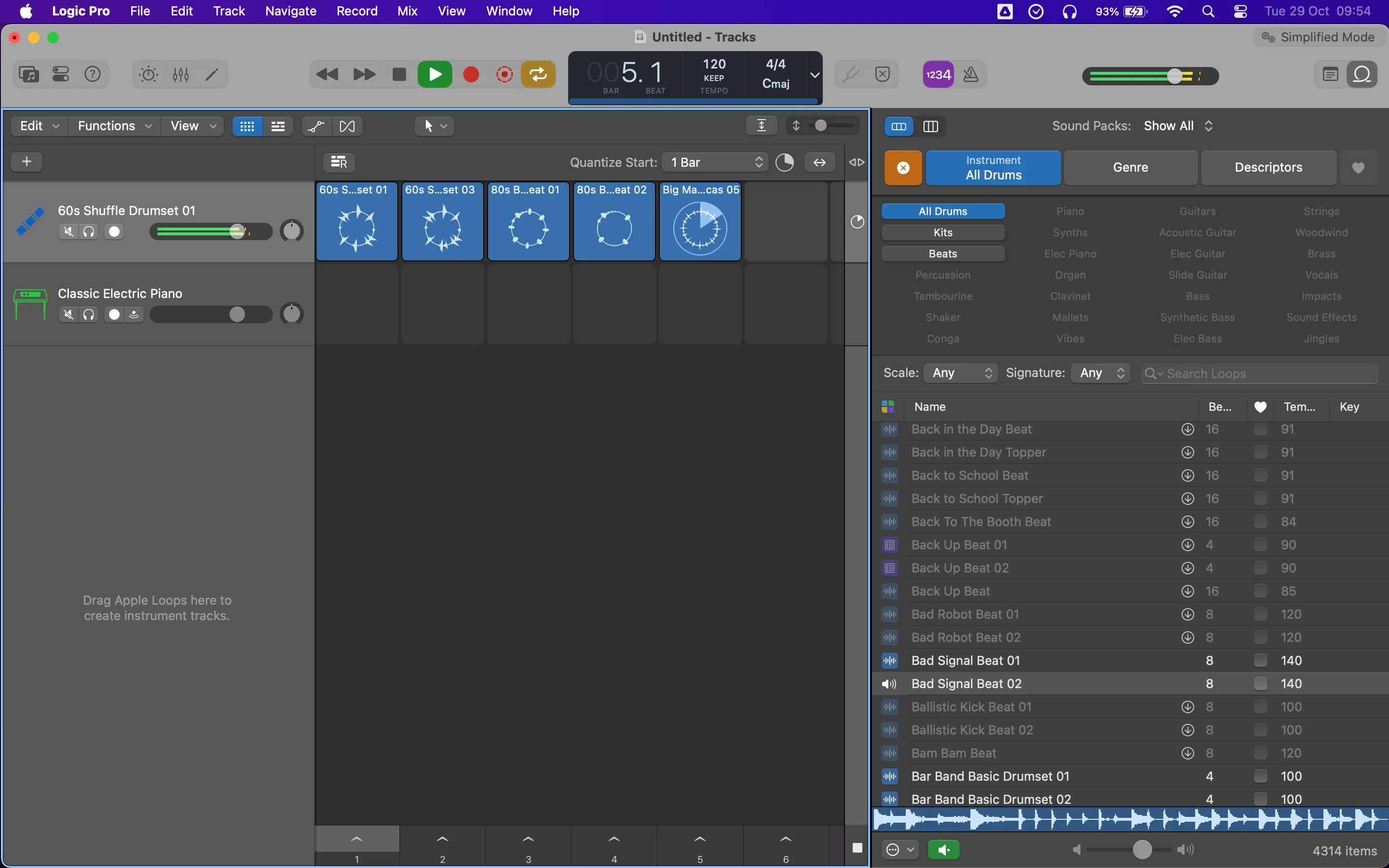 Giao diện làm việc của Logic Pro trên macOS, cho thấy một dự án âm nhạc đang được chỉnh sửa với nhiều track và công cụ, minh họa tính năng sản xuất âm nhạc chuyên nghiệp của phần mềm.