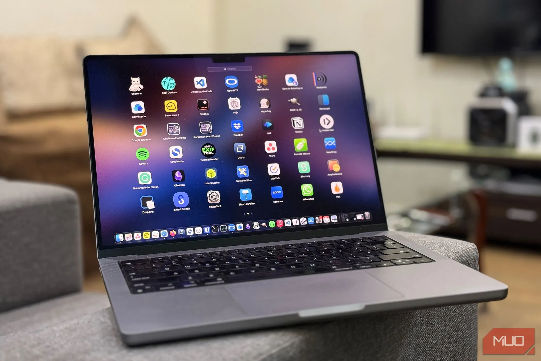 Giao diện Launchpad của macOS trên MacBook cho thấy các ứng dụng mặc định gọn gàng, không bloatware