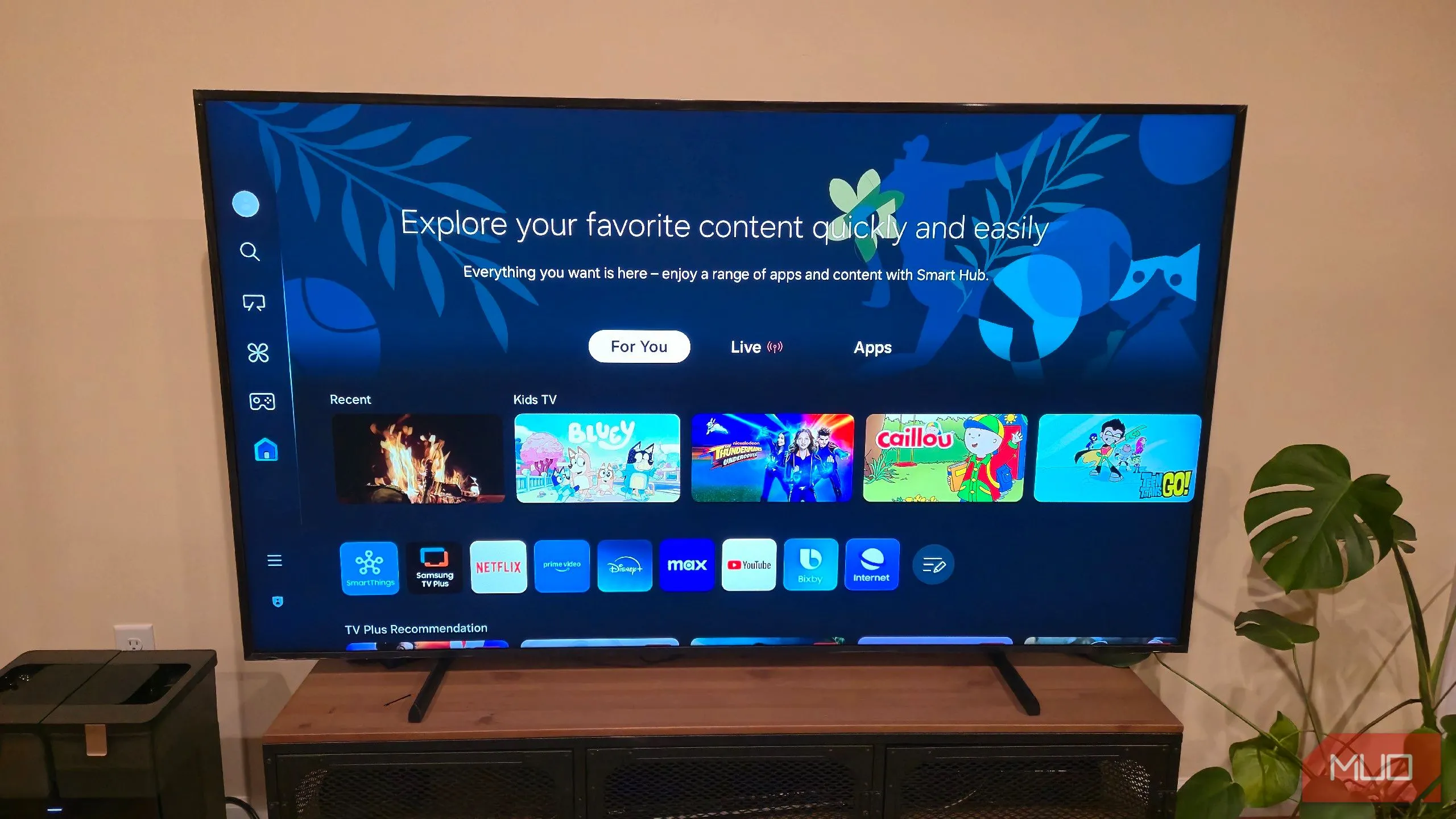 Giao diện One UI trên TV Samsung Frame với các biểu tượng ứng dụng nhất quán