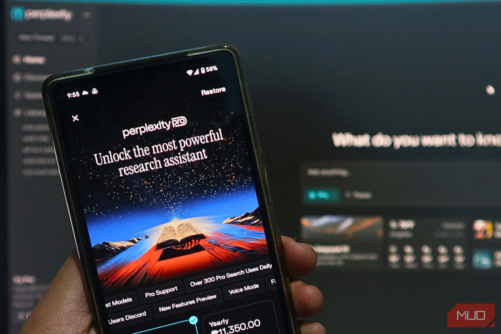Giao diện Perplexity AI trên iPhone và trình duyệt web thể hiện khả năng hoạt động đa nền tảng