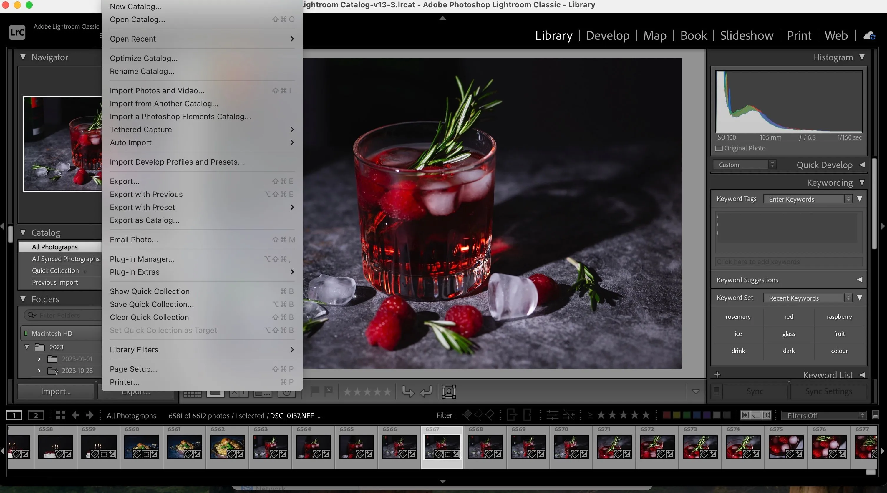 Giao diện phần mềm chỉnh sửa ảnh Adobe Lightroom hiển thị quá trình nhập liệu hoặc xử lý ảnh, minh họa việc xử lý file ảnh lớn từ máy ảnh Mirrorless