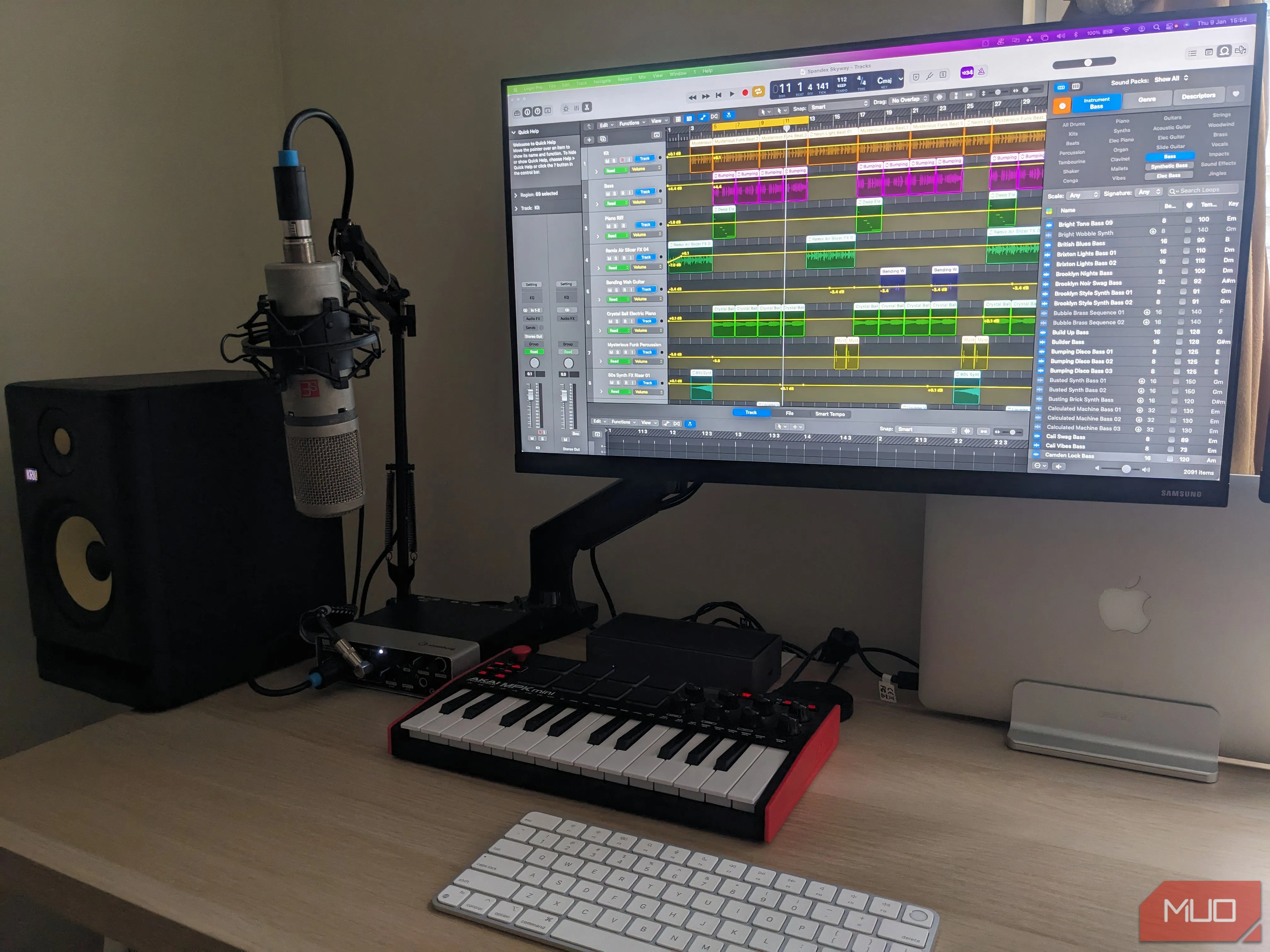 Giao diện phần mềm Logic Pro trên máy trạm âm thanh kỹ thuật số (DAW), thể hiện sự phức tạp của sản xuất âm nhạc chuyên nghiệp