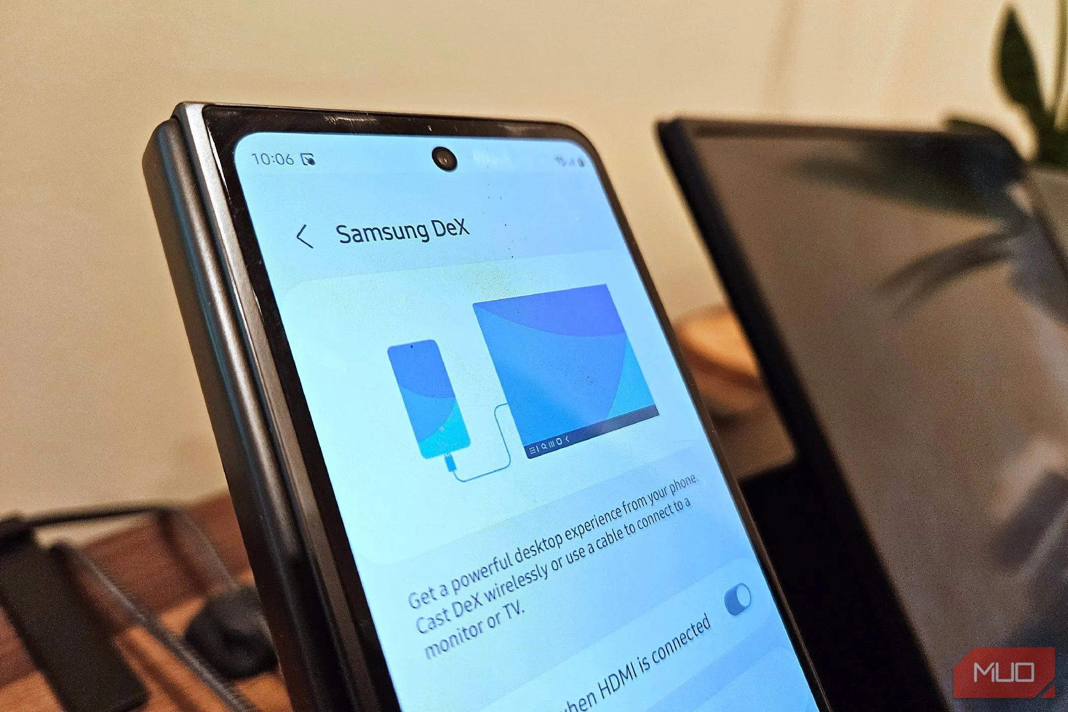 Giao diện Samsung DeX trên Samsung Galaxy Z Fold 5 kết nối với màn hình di động, thể hiện khả năng kết nối liền mạch giữa điện thoại Android và màn hình lớn.