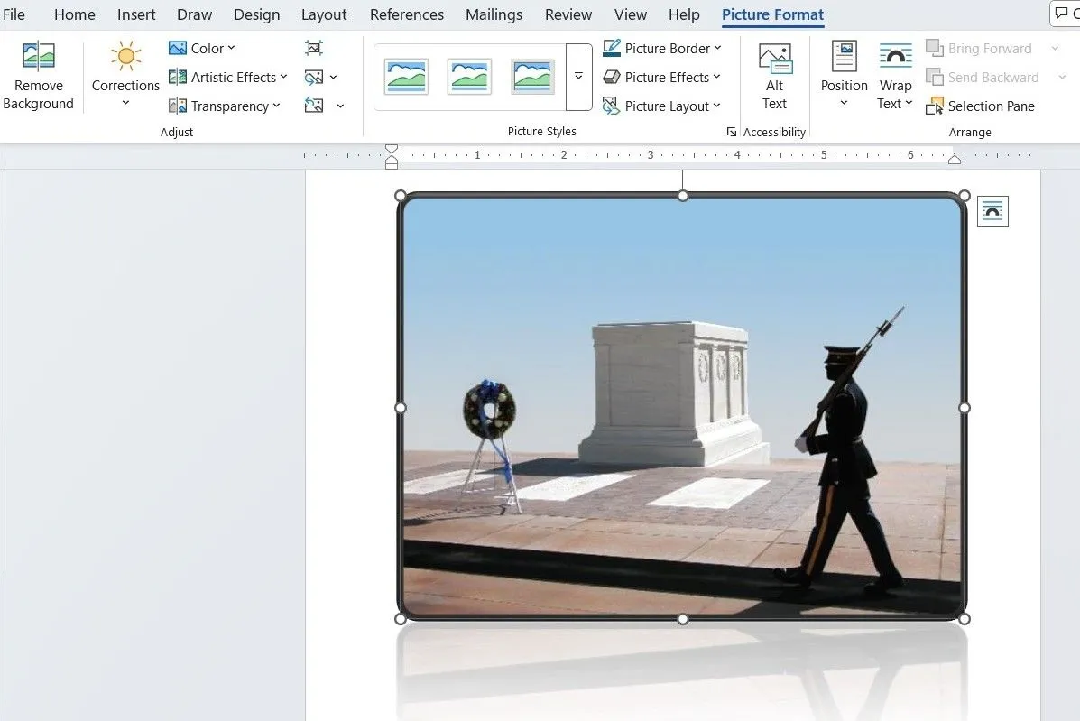 Giao diện thẻ Định dạng Ảnh trong Microsoft Word với các tùy chọn chỉnh sửa hình ảnh