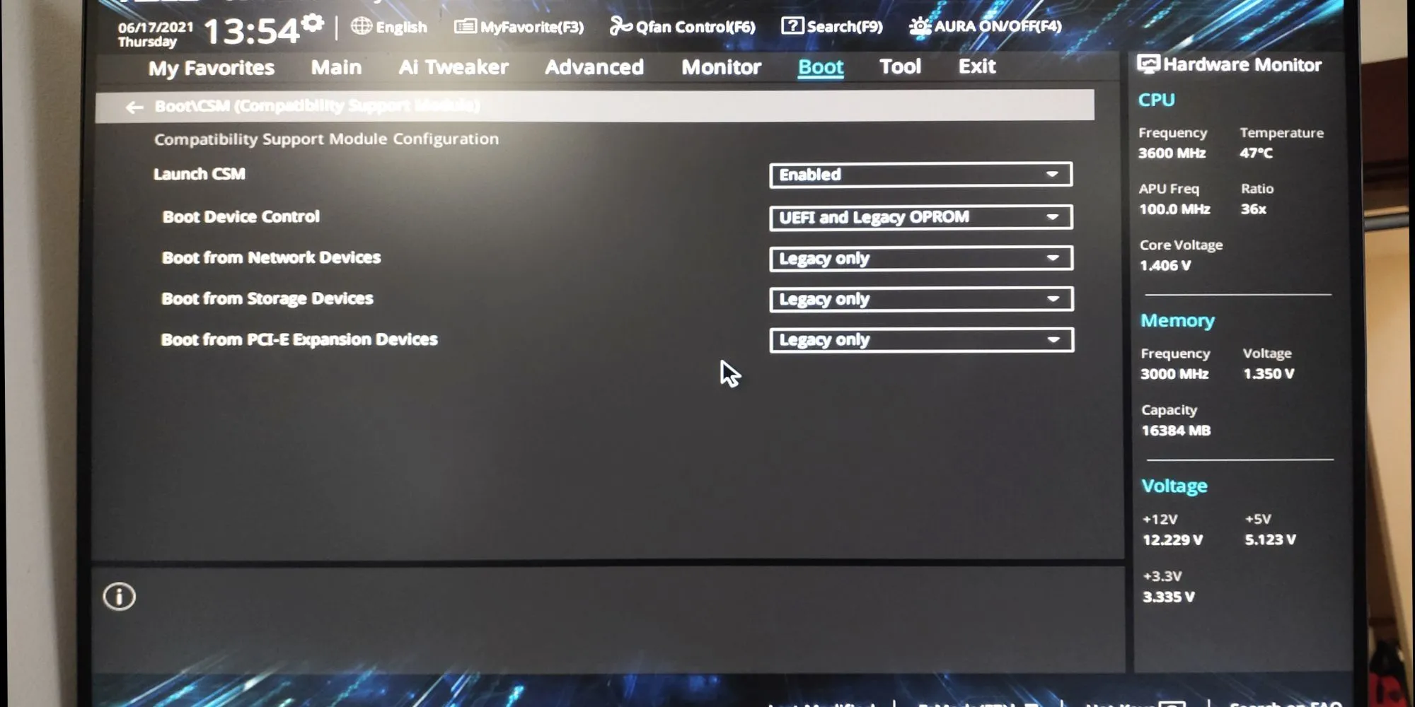 Giao diện tiện ích BIOS/UEFI hiển thị tùy chọn Compatibility Support Module (CSM) giúp khắc phục lỗi khởi động Windows 10