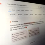 Giao diện tìm kiếm Google AI Overview trên màn hình laptop
