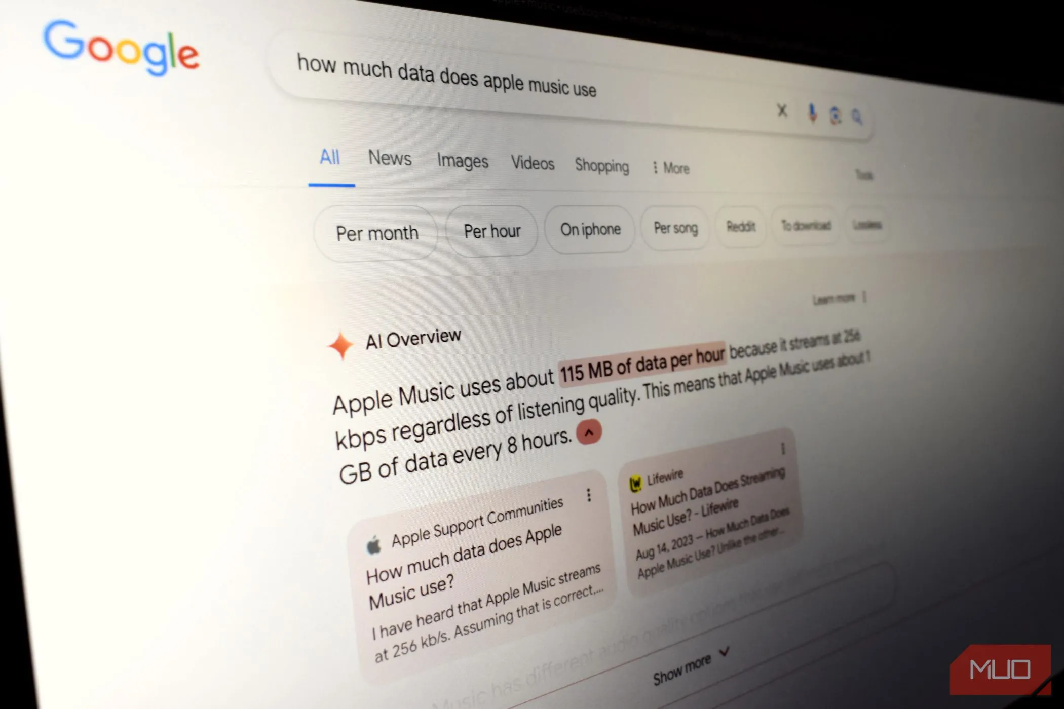 Giao diện tìm kiếm Google AI Overview trên màn hình laptop