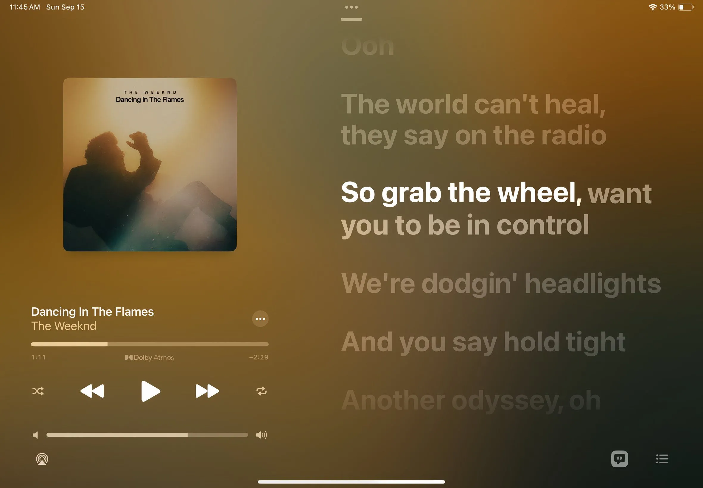 Giao diện tính năng Apple Music Sing, hiển thị lời bài hát theo thời gian thực để hát karaoke.