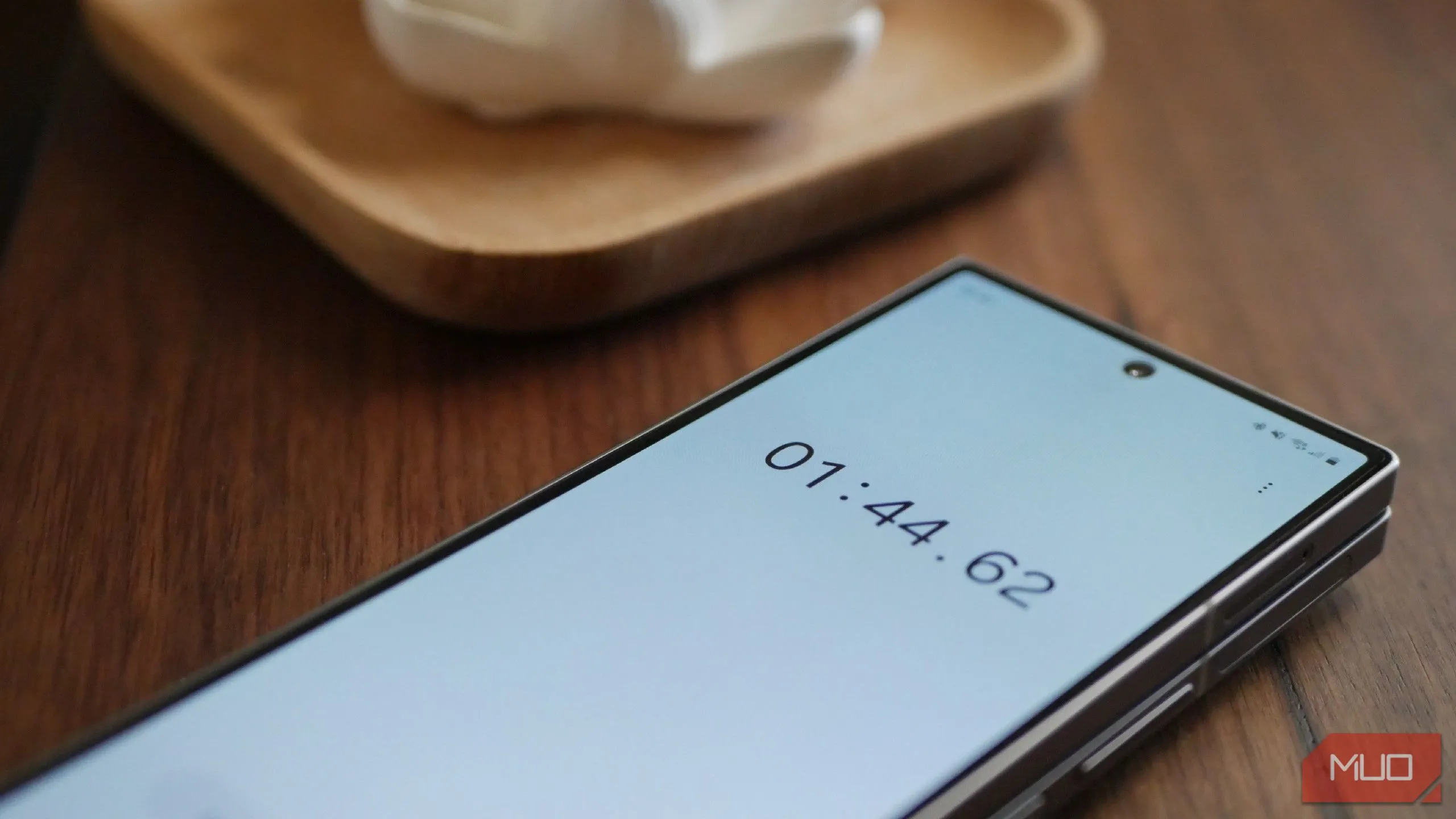 Giao diện tính năng đồng hồ bấm giờ (stopwatch) trên điện thoại Samsung Galaxy Z Fold 6, được dùng để theo dõi thời gian cho các tác vụ làm việc dài hơn.