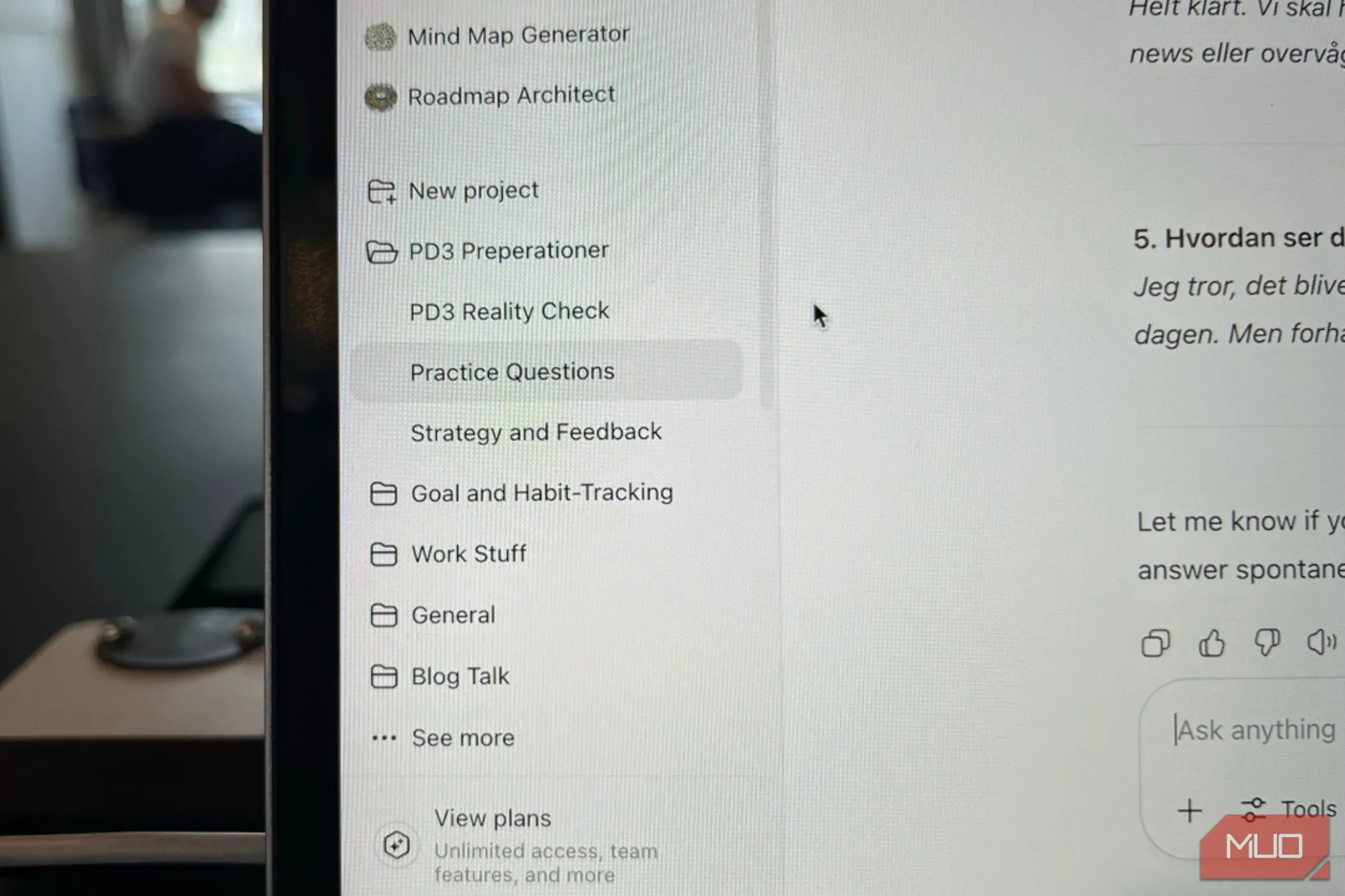 Giao diện tính năng Projects của ChatGPT trên màn hình MacBook, thể hiện khả năng tổ chức cuộc trò chuyện hiệu quả