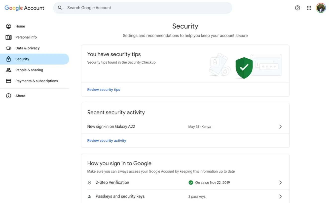 Giao diện trang bảo mật tài khoản Google hiển thị các hoạt động gần đây và tùy chọn quản lý thiết bị.