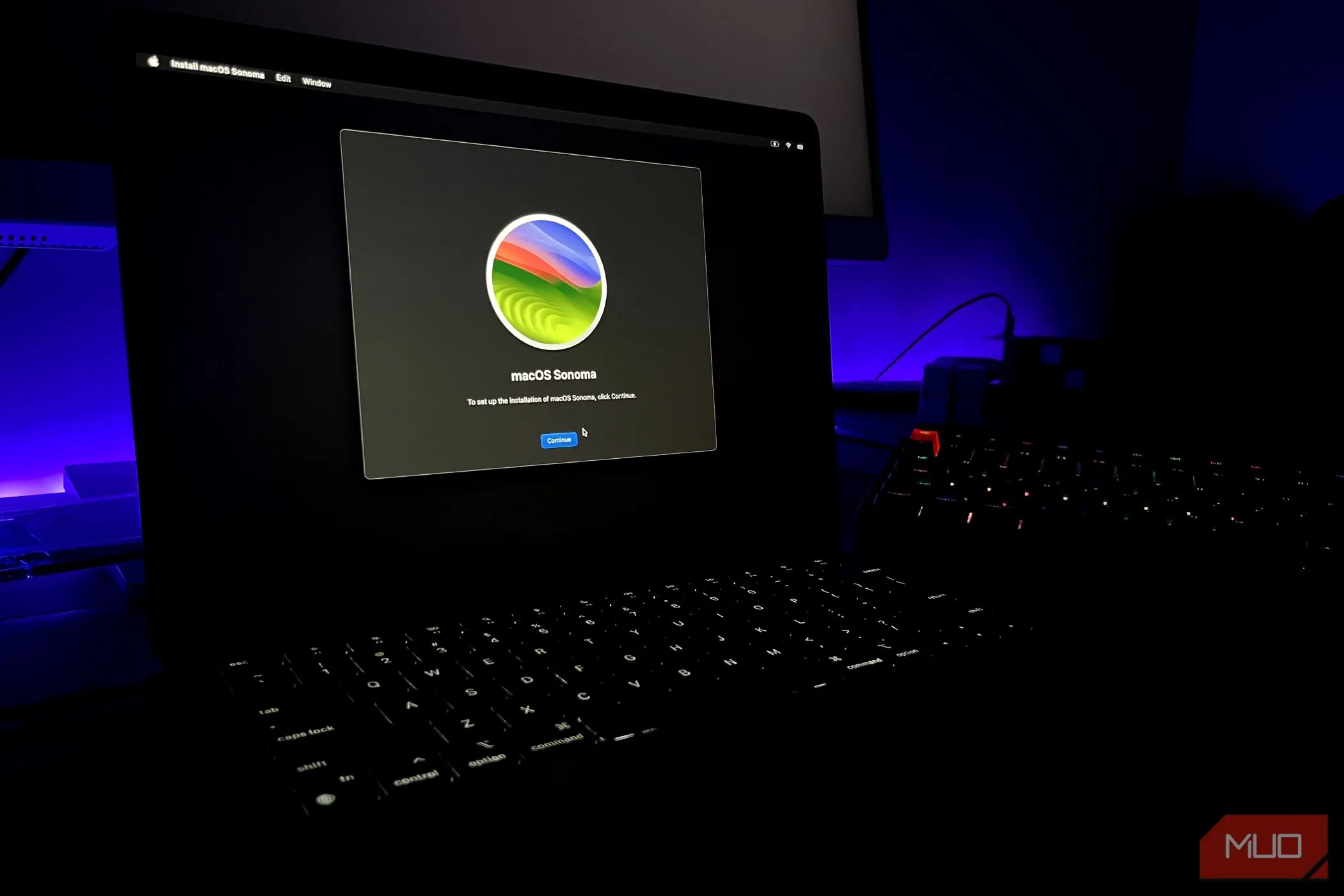 Giao diện trình cài đặt macOS Sonoma mở trên MacBook Air thể hiện quy trình cập nhật hệ điều hành mượt mà của Apple