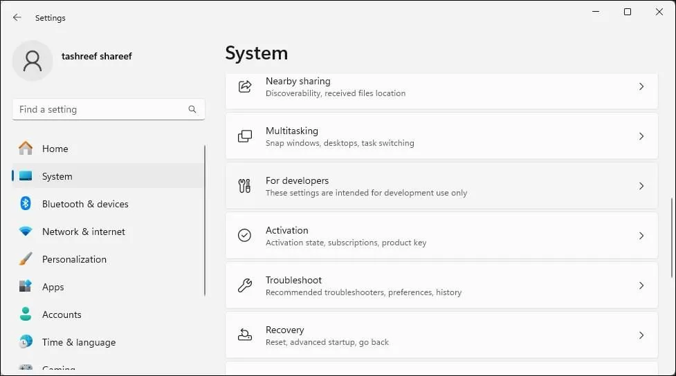 Giao diện trực quan của ứng dụng Cài đặt (Settings) trên Windows 11, hiển thị tùy chọn kích hoạt hệ điều hành
