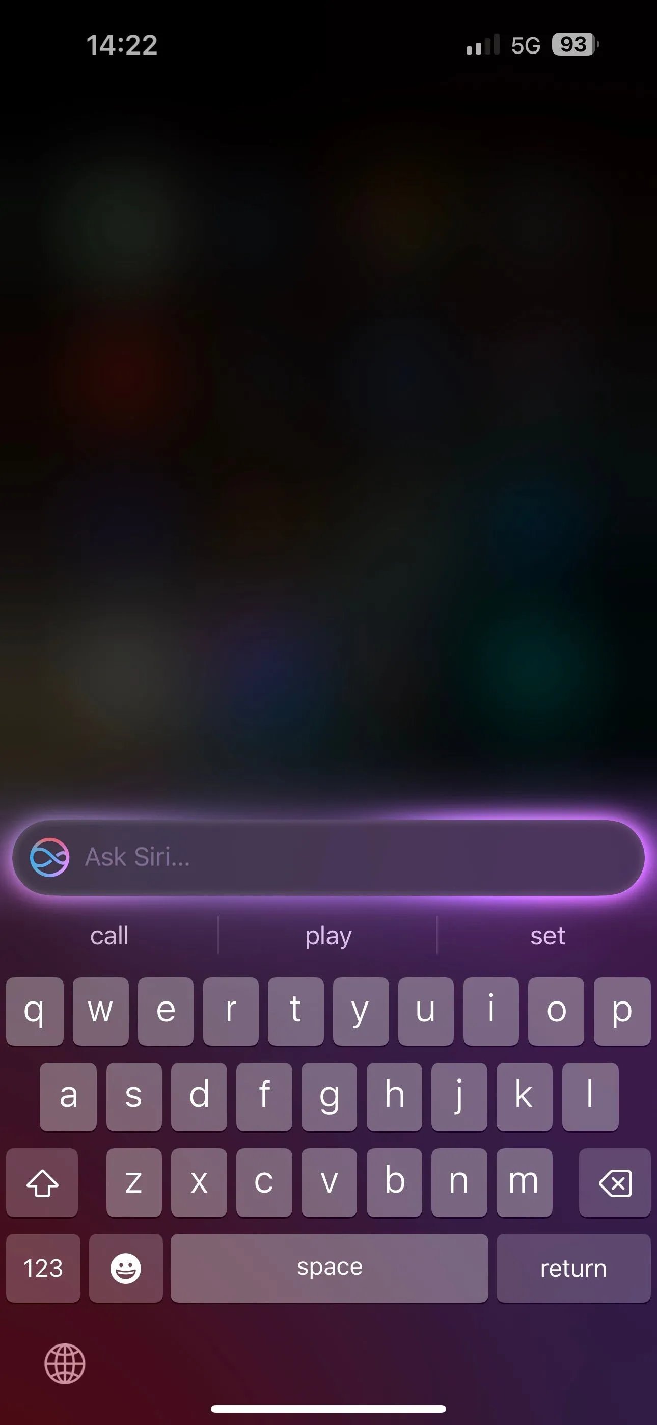 Giao diện Type to Siri trên iPhone hiển thị bàn phím ảo để nhập câu lệnh cho Siri.