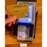 Giao diện ứng dụng Ảnh (Photos) trên iPhone hiển thị một bức ảnh chụp thẻ tín dụng chưa chỉnh sửa, sẵn sàng để che thông tin nhạy cảm.