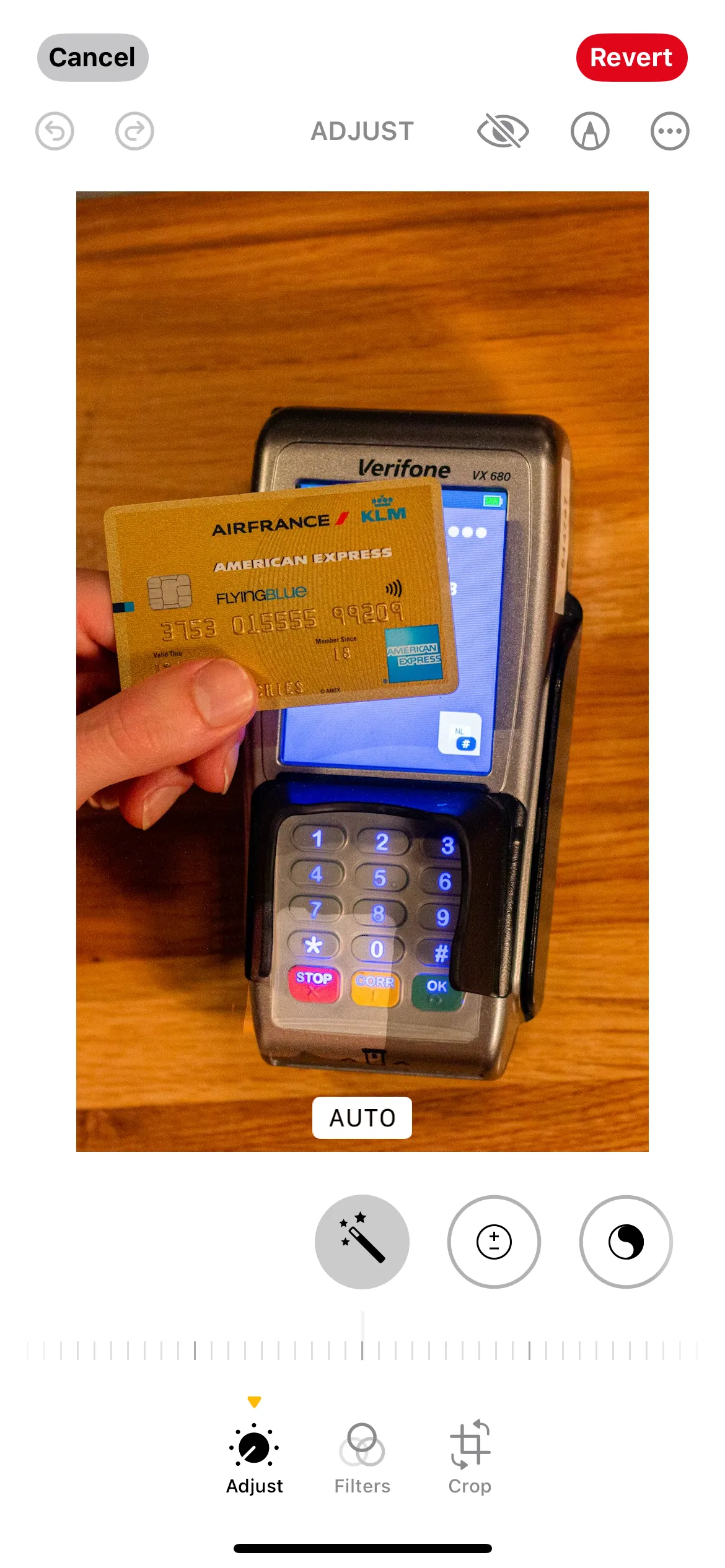 Giao diện ứng dụng Ảnh (Photos) trên iPhone hiển thị một bức ảnh chụp thẻ tín dụng chưa chỉnh sửa, sẵn sàng để che thông tin nhạy cảm.