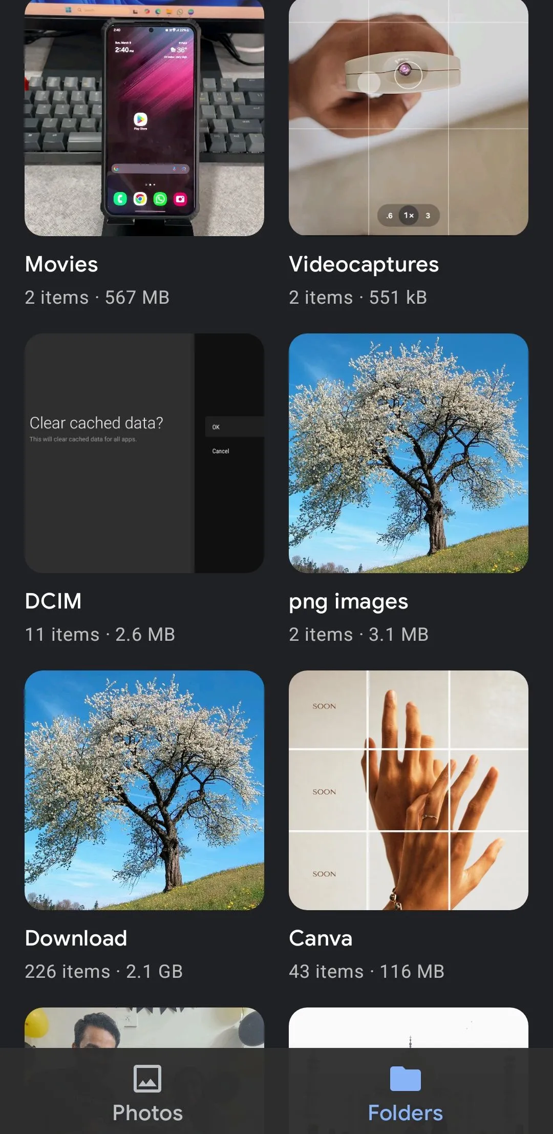 Giao diện ứng dụng Google Gallery trên điện thoại Android, hiển thị các album ảnh.