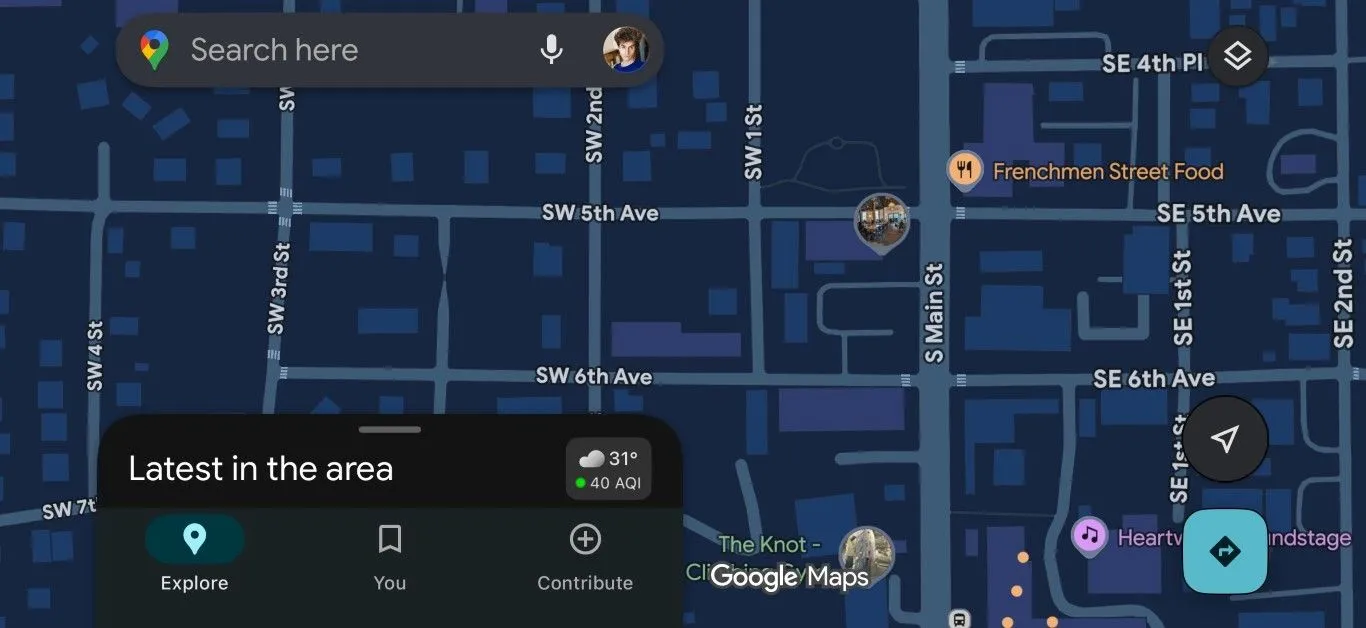 Giao diện ứng dụng Google Maps ở chế độ tối (Dark Mode) hiển thị bản đồ với nền đen giúp tiết kiệm pin khi di chuyển