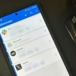 Giao diện ứng dụng Microsoft Authenticator trên điện thoại Samsung Galaxy S24 Ultra, minh họa tính năng xác thực hai yếu tố