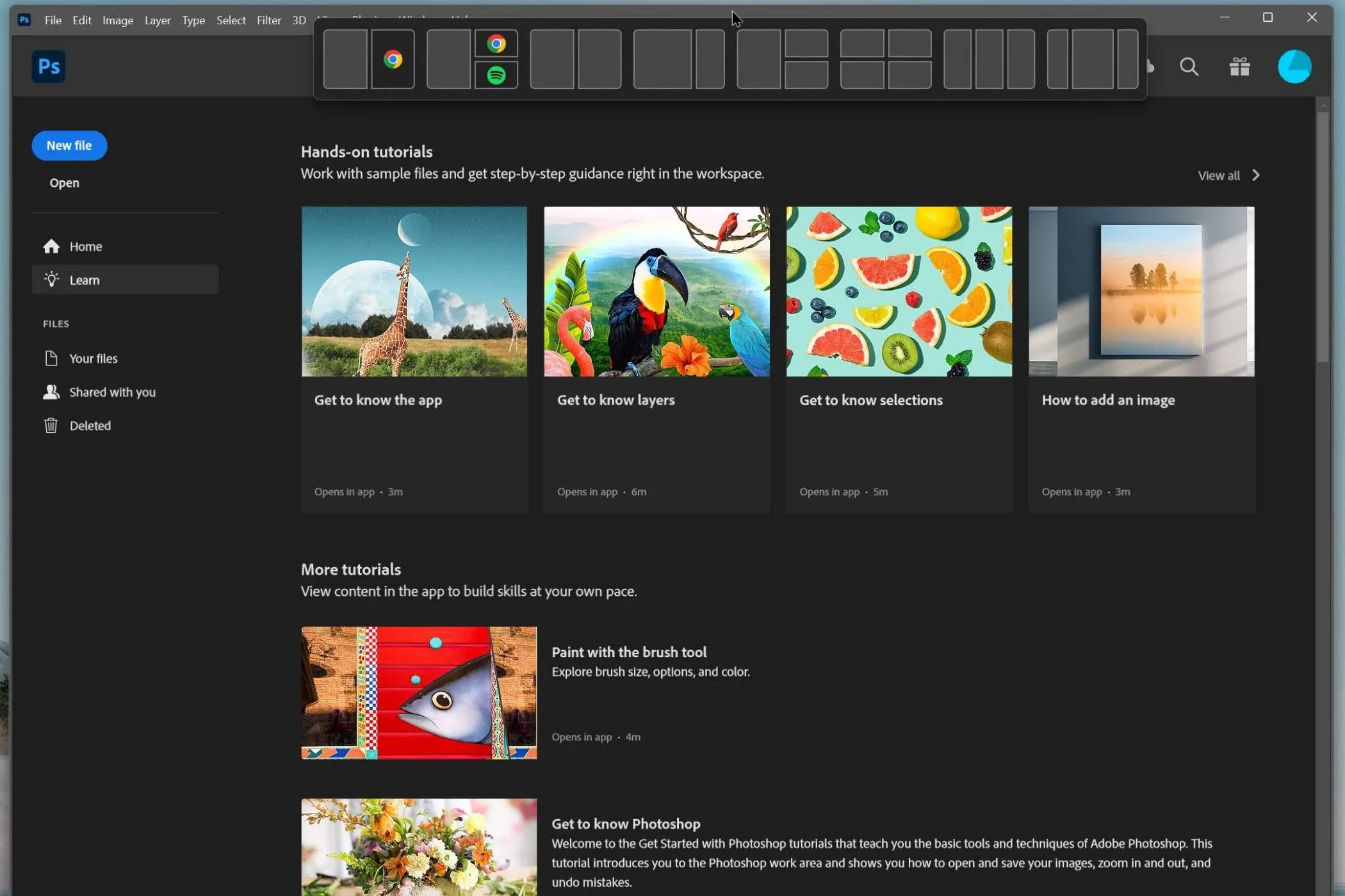 Giao diện ứng dụng Photoshop được kéo lên đỉnh màn hình, kích hoạt pop-up chọn bố cục Snap Layouts nhanh chóng của Windows 11