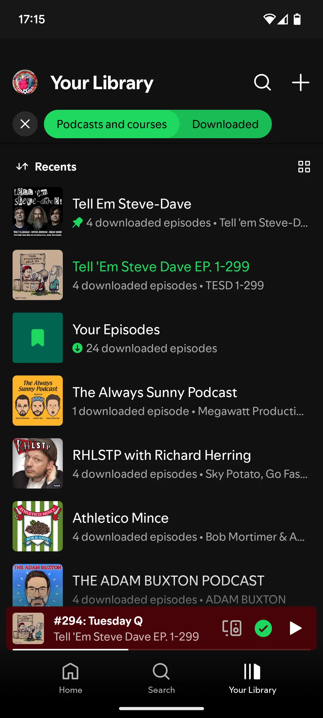 Giao diện ứng dụng Spotify với các podcast đã tải về sẵn sàng cho chế độ nghe ngoại tuyến