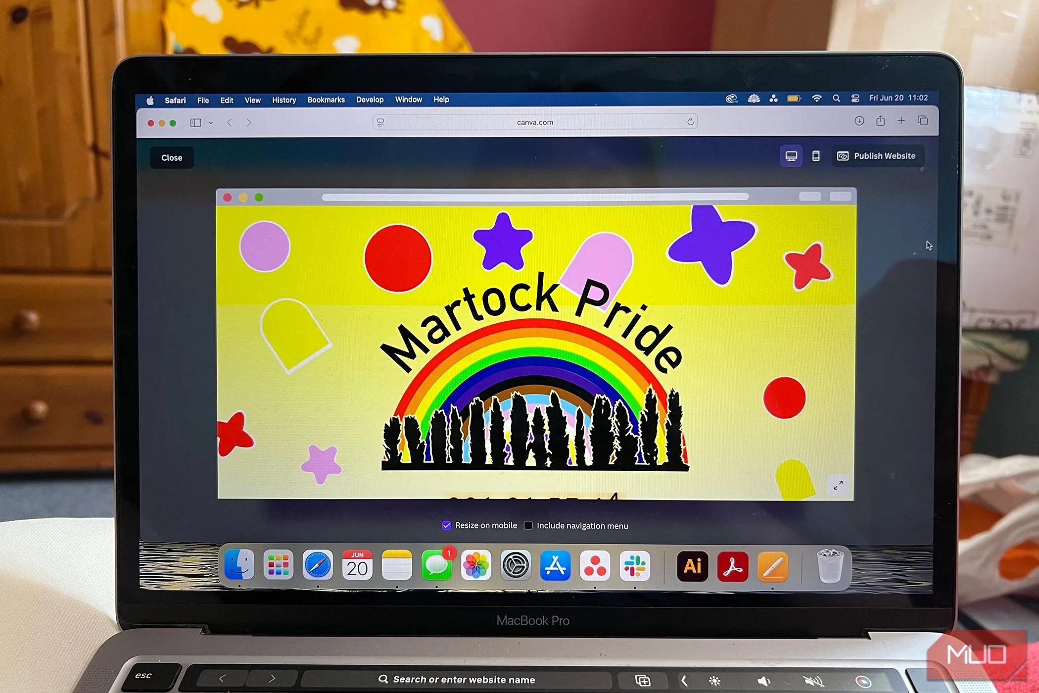 Giao diện website Martock Pride được xem trước trong công cụ tạo web của Canva, minh họa tính năng kéo thả và mẫu thiết kế sẵn.